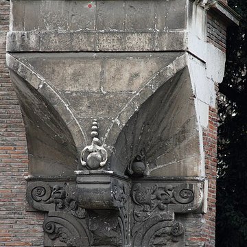 Ancienne porte du Capitole réédifiée dans le jardin des Plantes de Toulouse