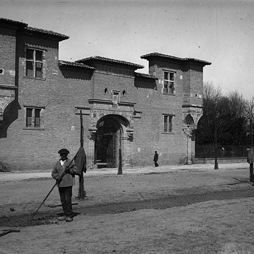 Ancienne porte du Capitole réédifiée dans le jardin des Plantes de Toulouse