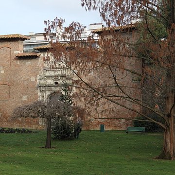 Ancienne porte du Capitole réédifiée dans le jardin des Plantes de Toulouse