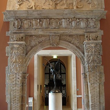 Ancienne porte du Capitole réédifiée dans le jardin des Plantes de Toulouse