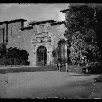 Ancienne porte du Capitole réédifiée dans le jardin des Plantes de Toulouse