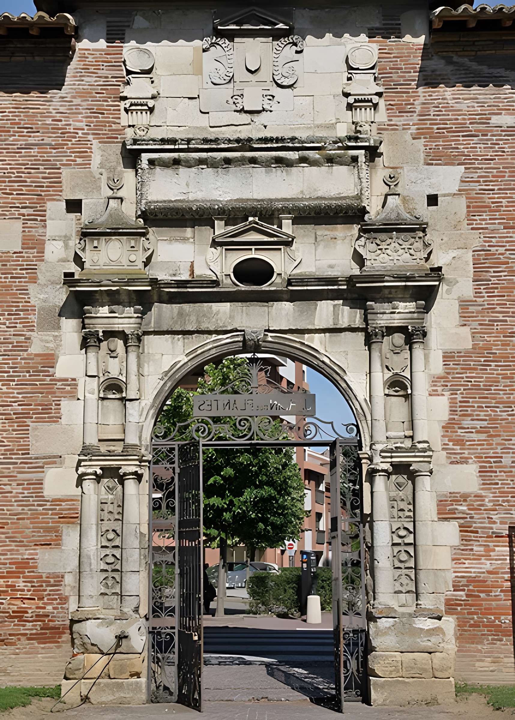 Ancienne porte du Capitole réédifiée dans le jardin des Plantes de Toulouse