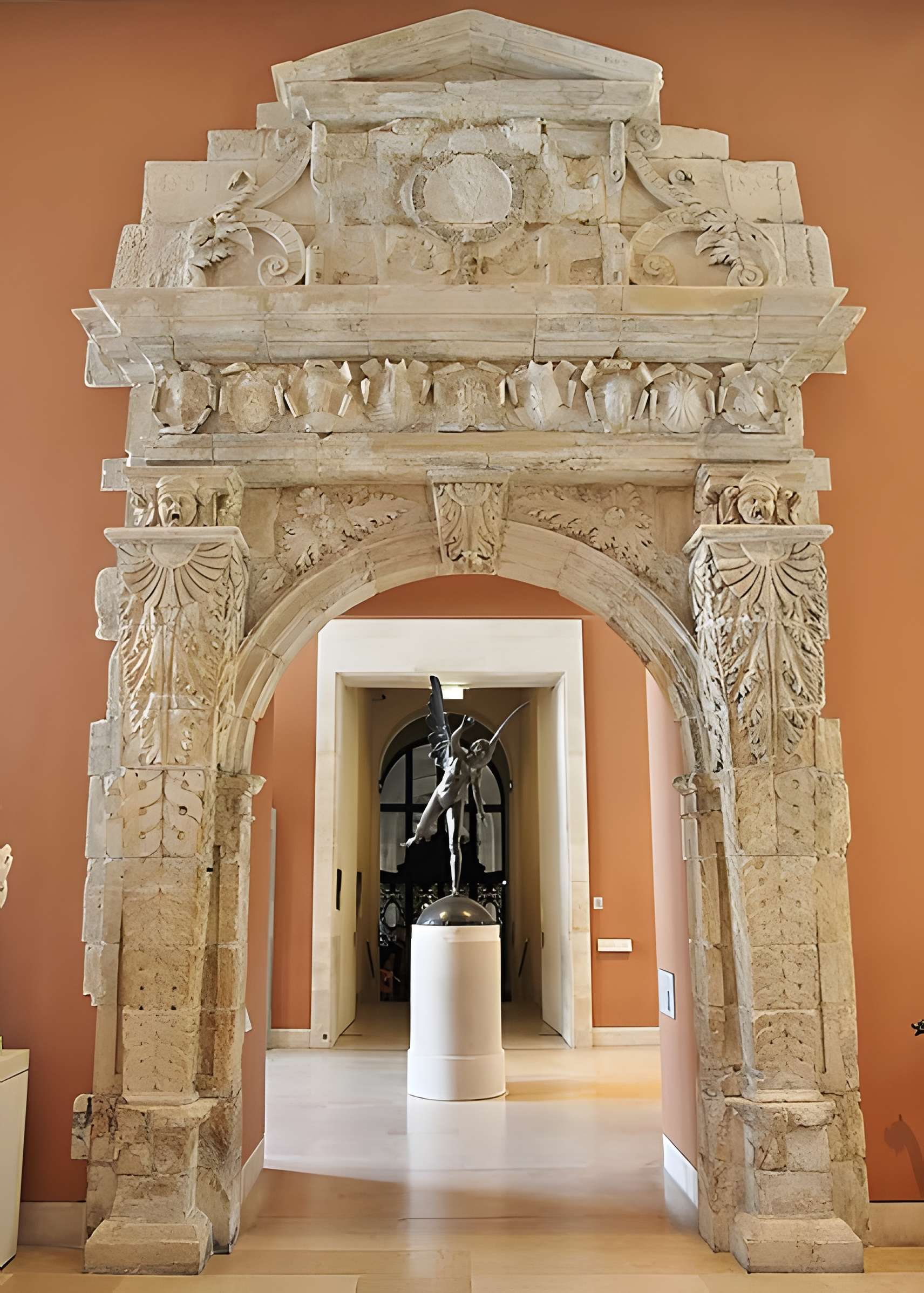Ancienne porte du Capitole réédifiée dans le jardin des Plantes de Toulouse