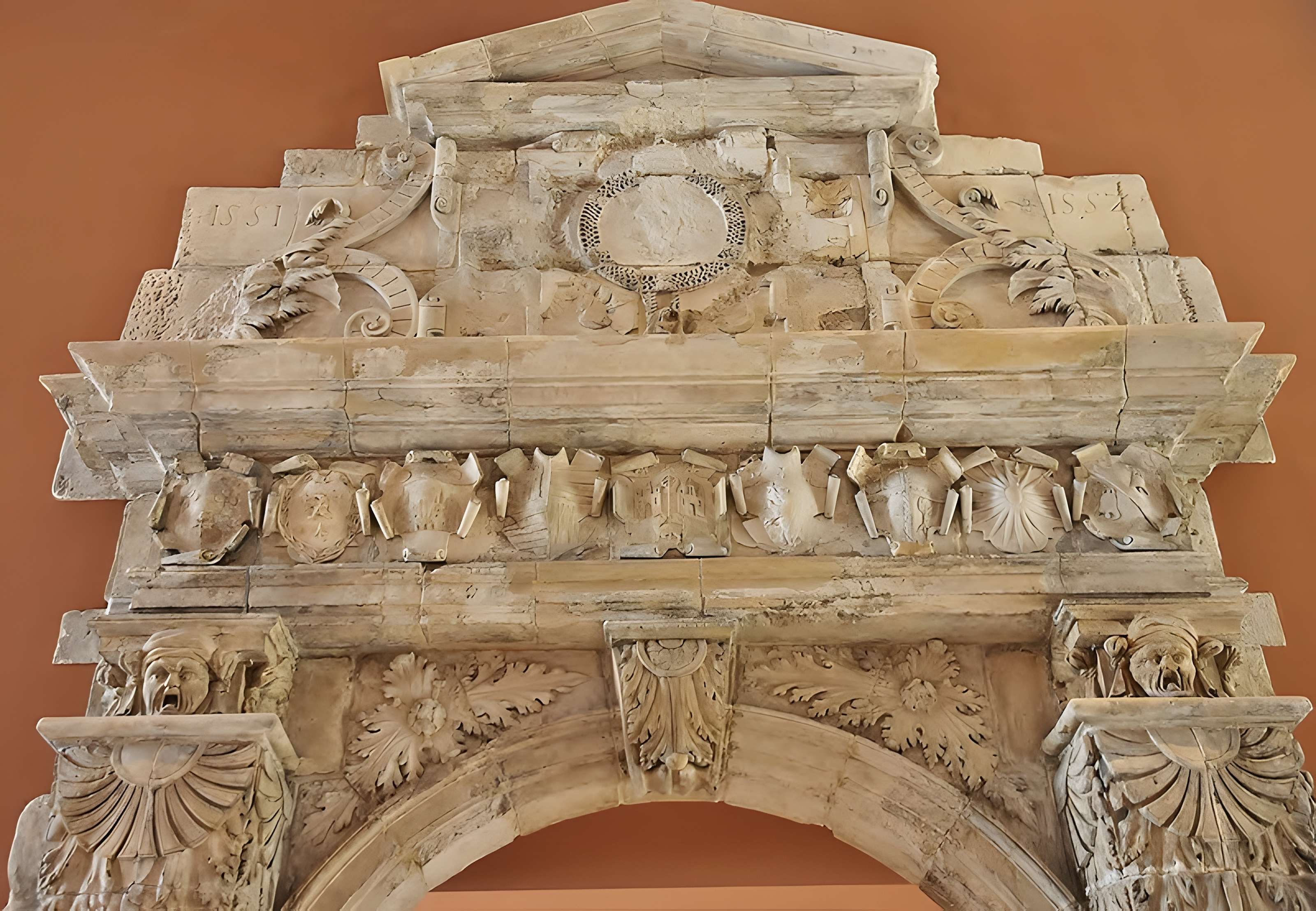 Ancienne porte du Capitole réédifiée dans le jardin des Plantes de Toulouse