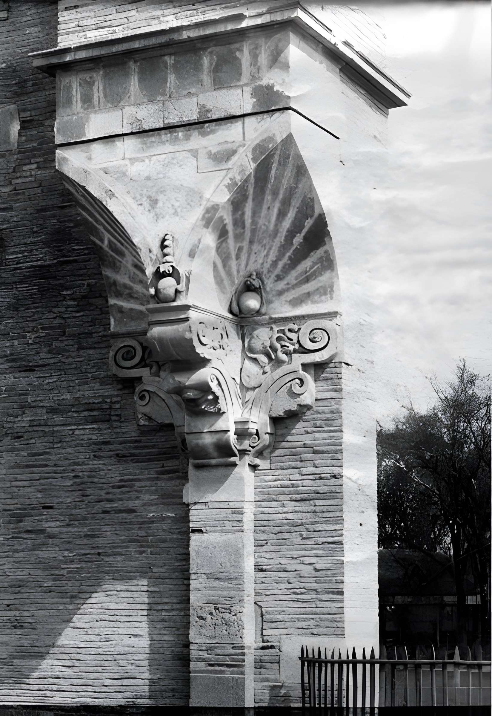 Ancienne porte du Capitole réédifiée dans le jardin des Plantes de Toulouse