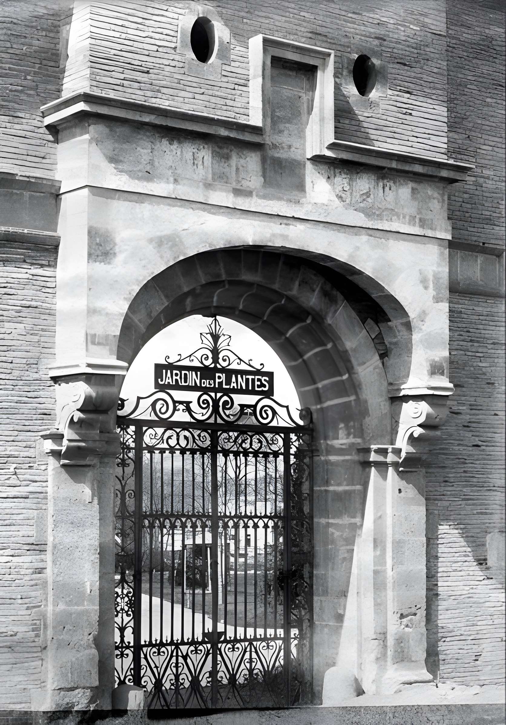 Ancienne porte du Capitole réédifiée dans le jardin des Plantes de Toulouse