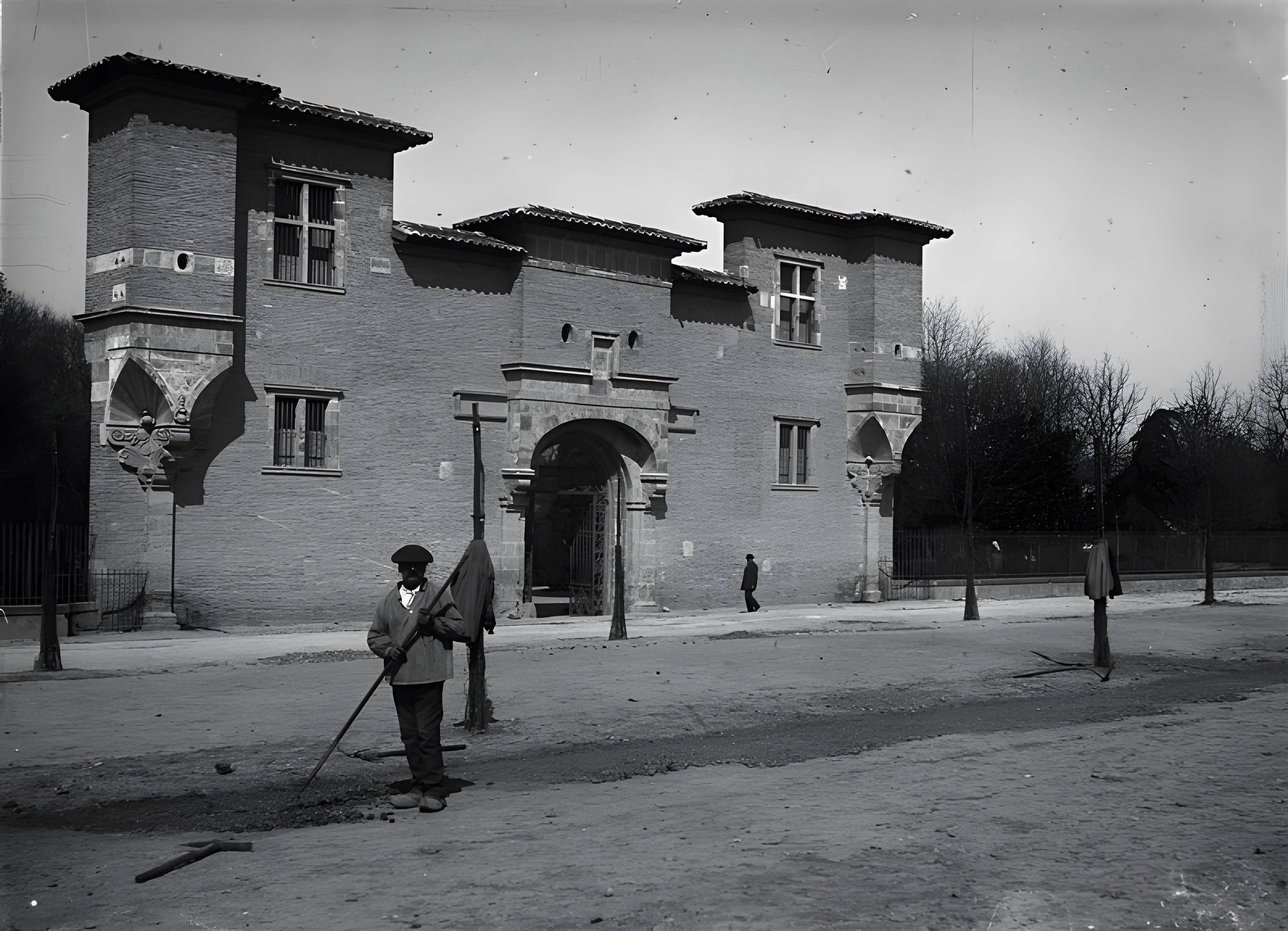 Ancienne porte du Capitole réédifiée dans le jardin des Plantes de Toulouse