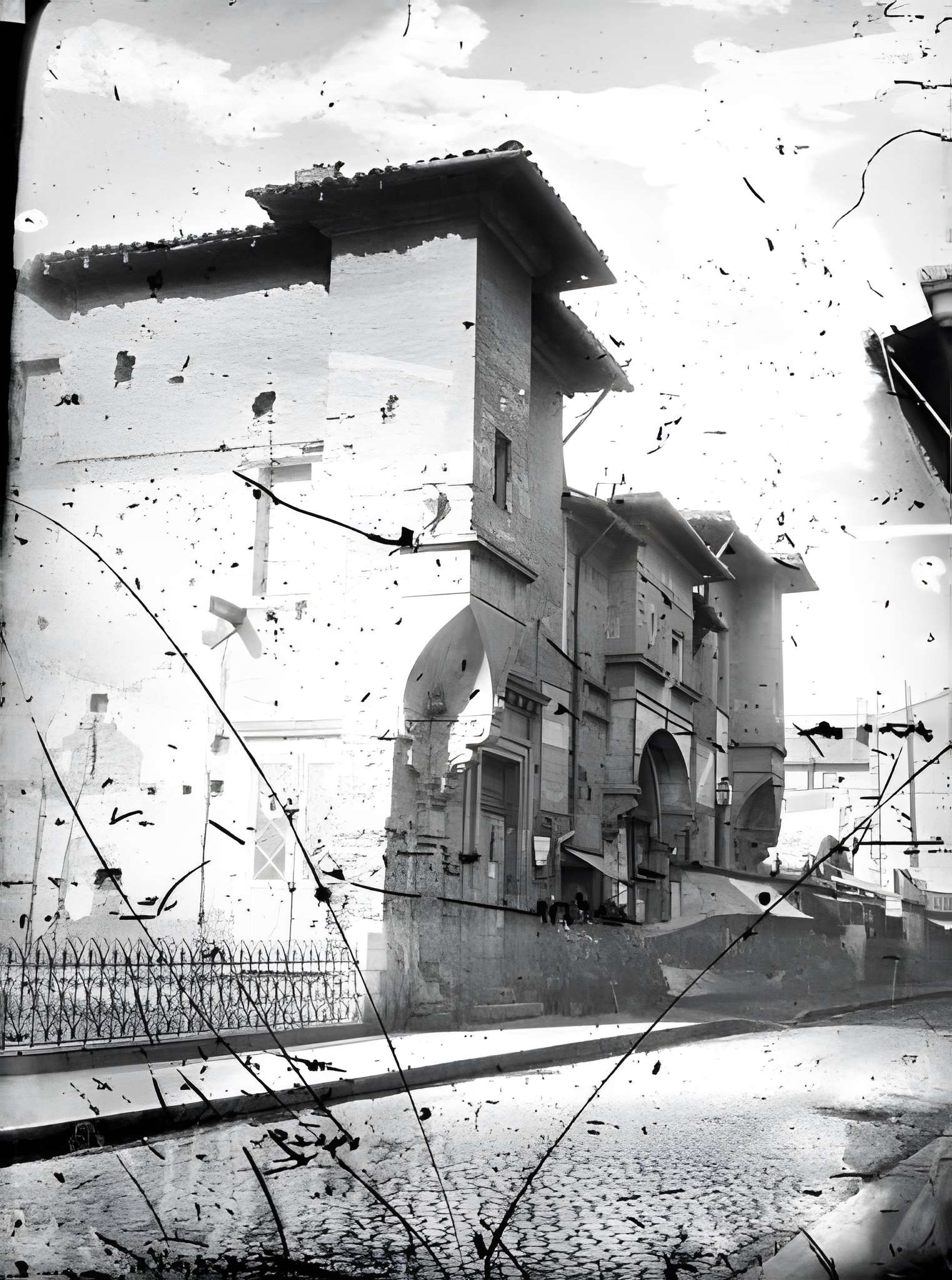Ancienne porte du Capitole réédifiée dans le jardin des Plantes de Toulouse