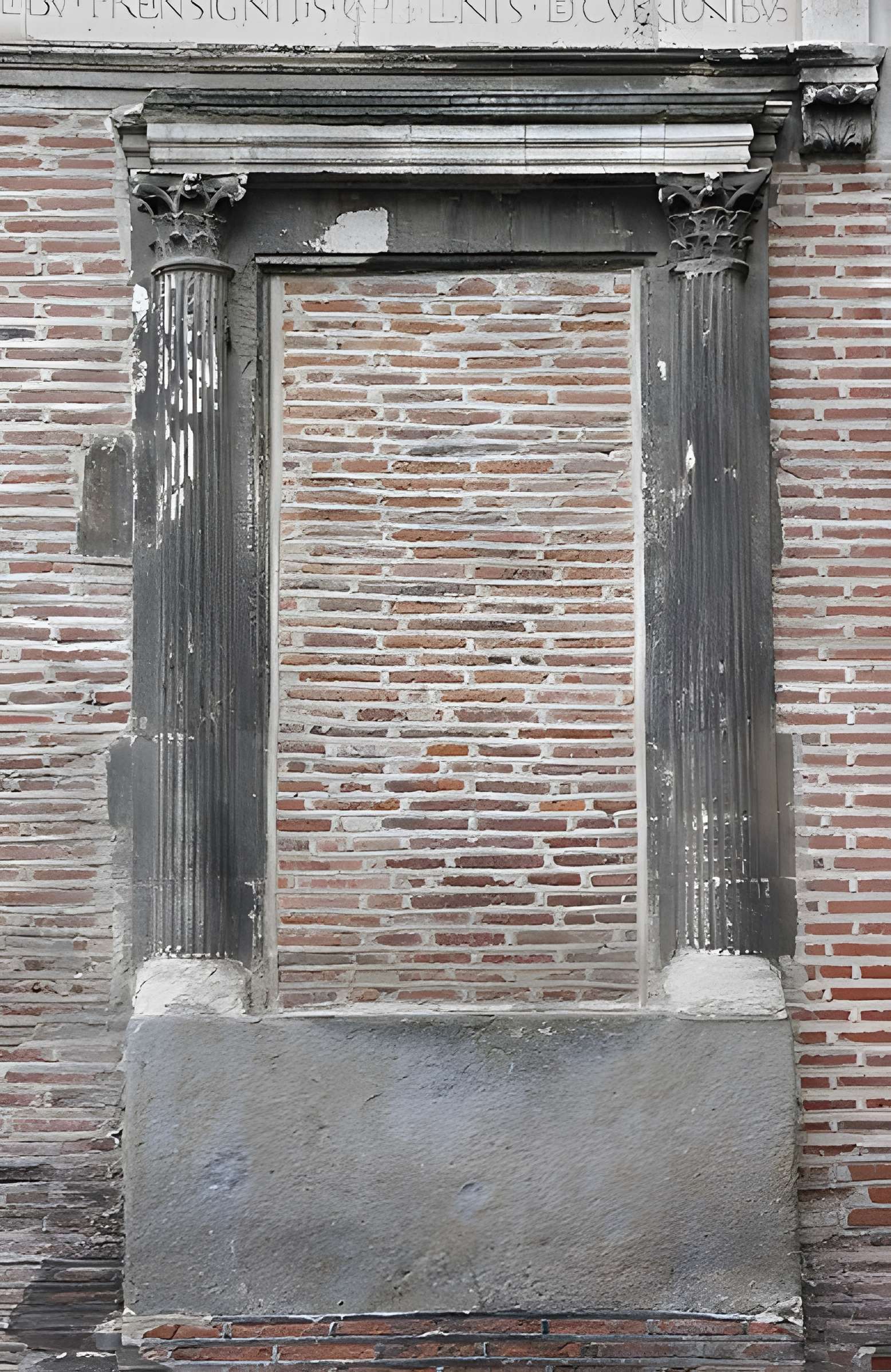 Ancienne porte du Capitole réédifiée dans le jardin des Plantes de Toulouse