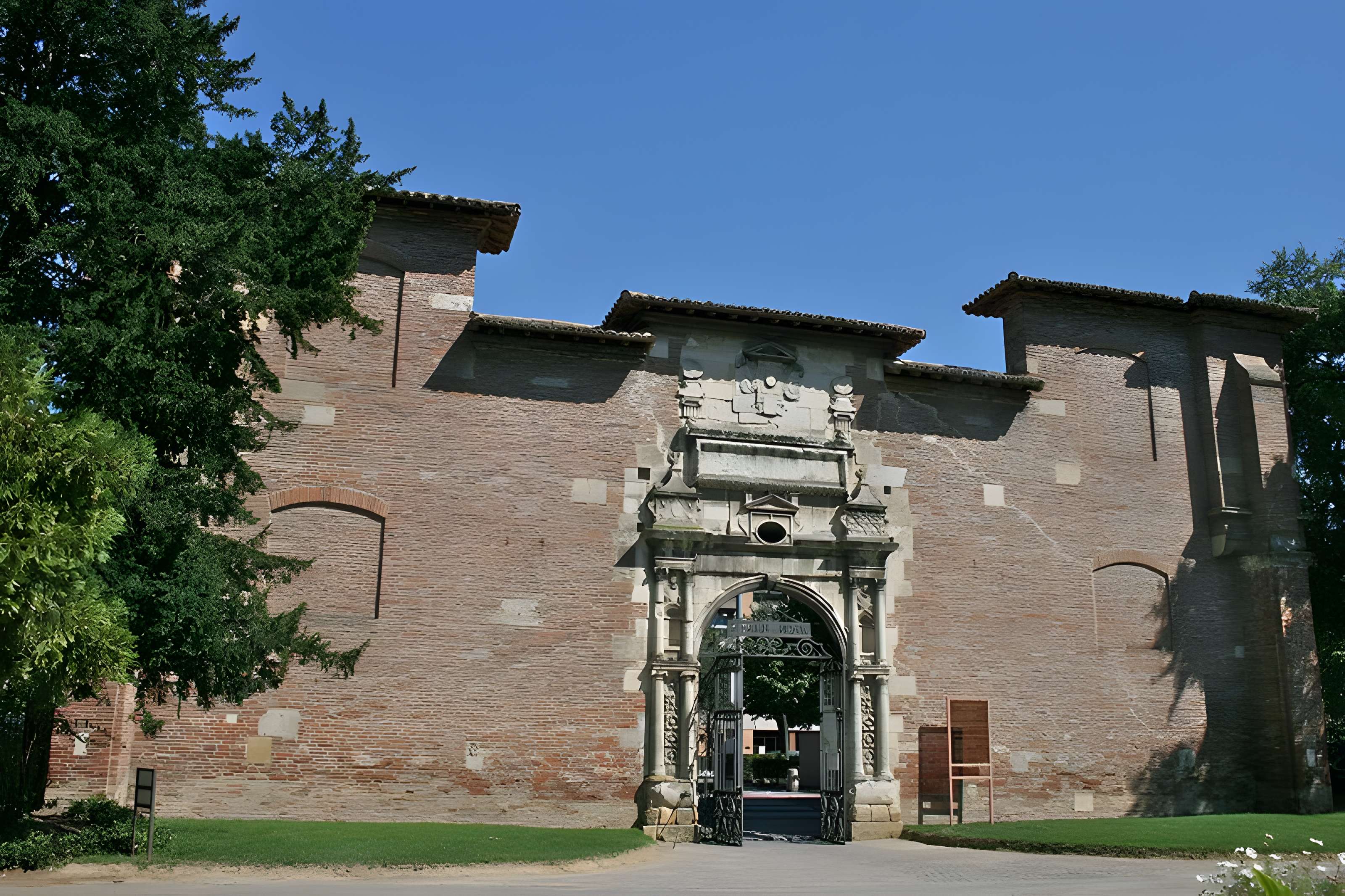 Ancienne porte du Capitole réédifiée dans le jardin des Plantes de Toulouse