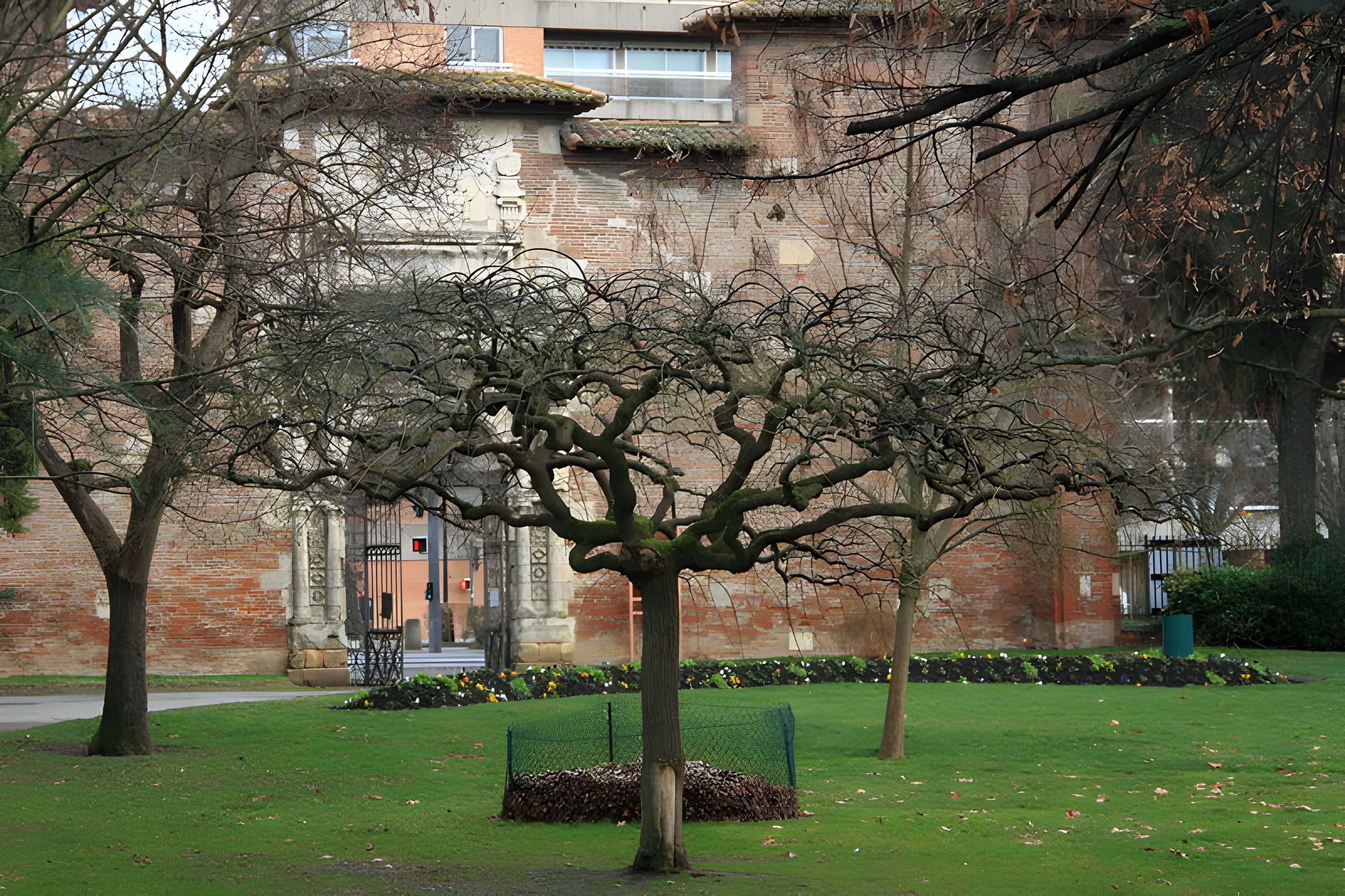 Ancienne porte du Capitole réédifiée dans le jardin des Plantes de Toulouse