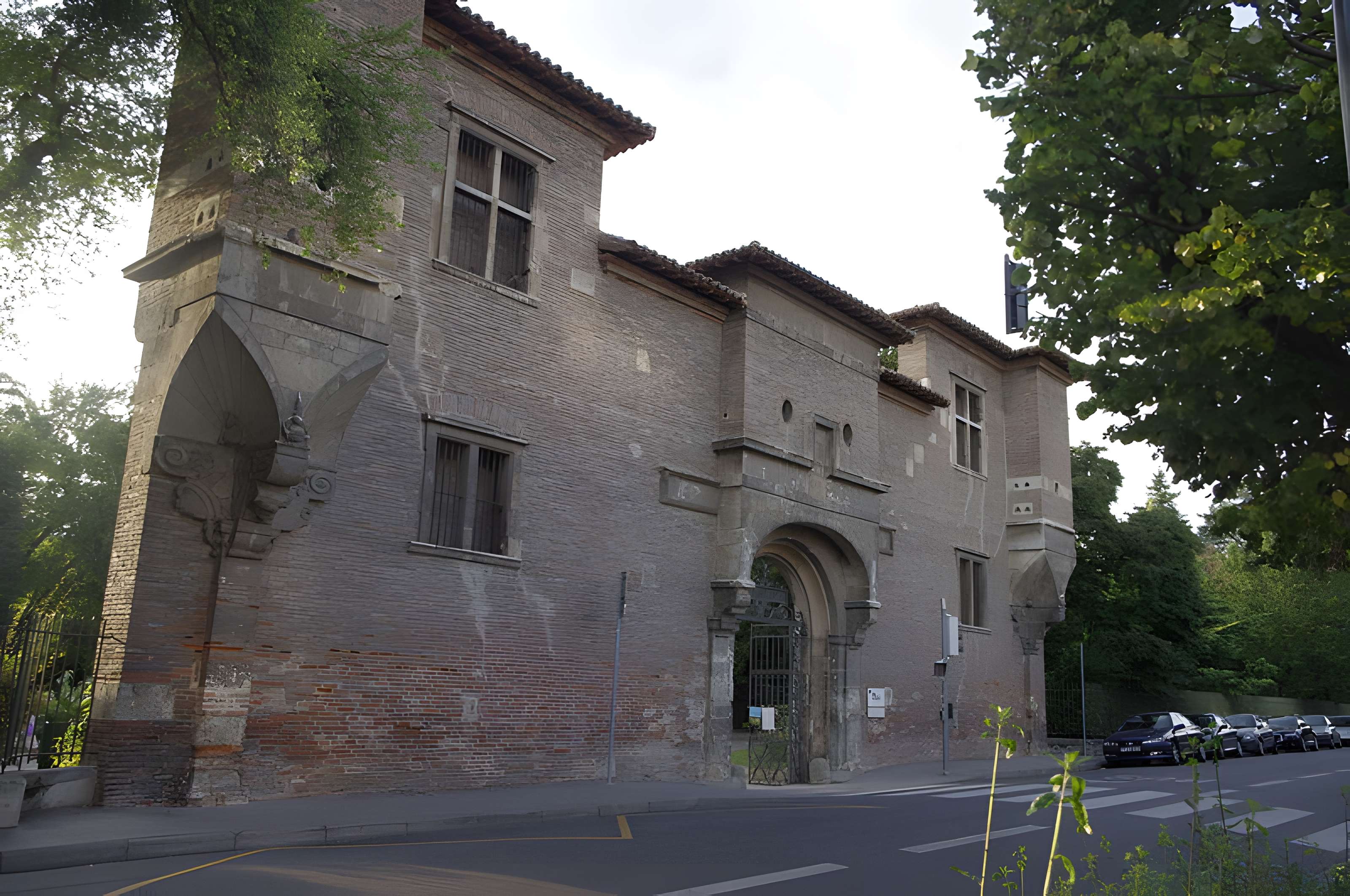 Ancienne porte du Capitole réédifiée dans le jardin des Plantes de Toulouse