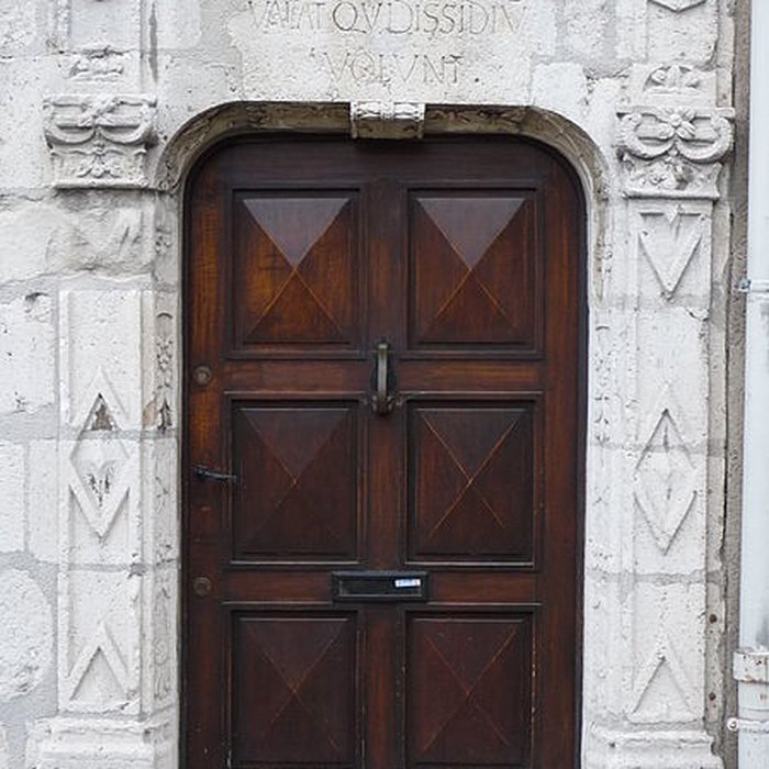 Photo de Porte du tripot « Hors dici les querelleurs » à Chartres