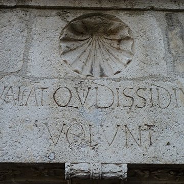 Porte du tripot « Hors dici les querelleurs » à Chartres