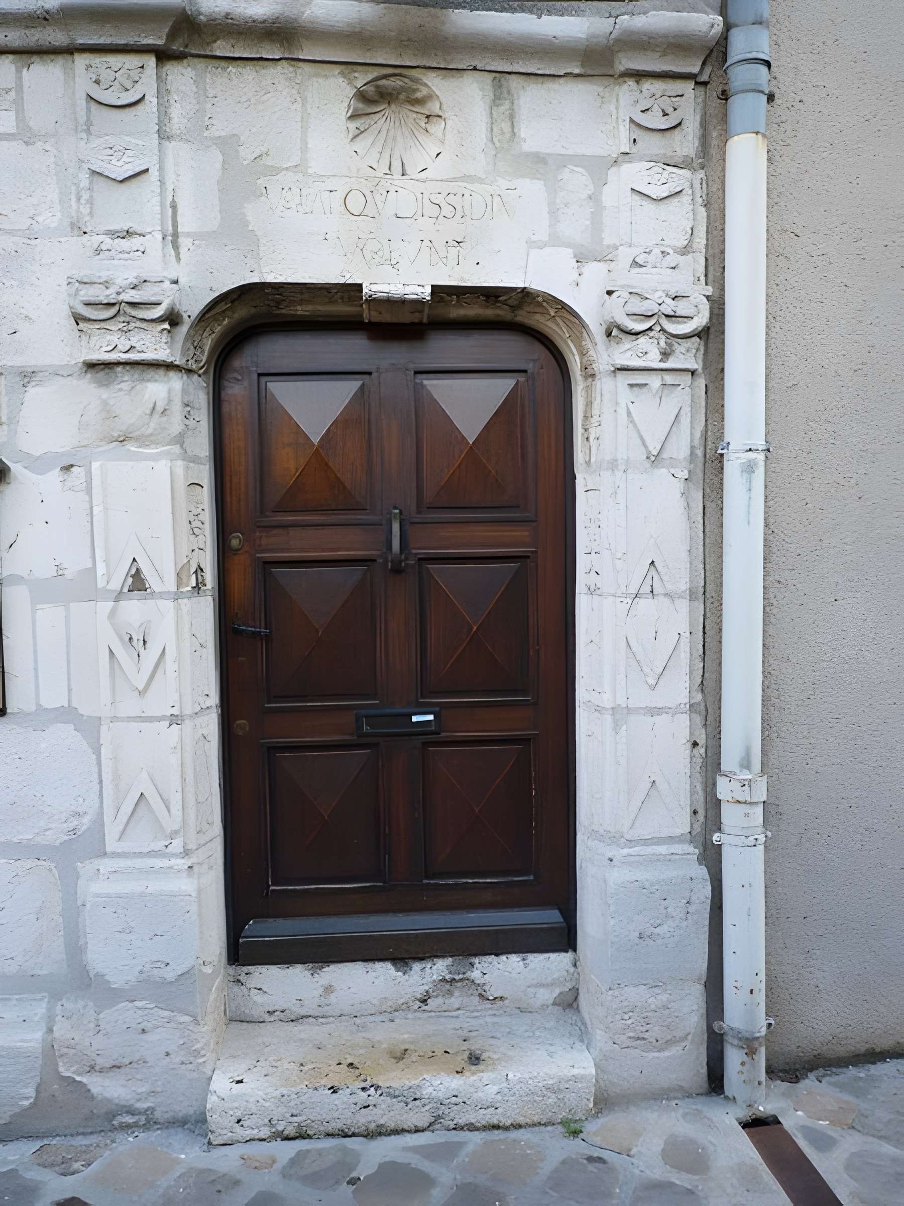 Porte du tripot « Hors d'ici les querelleurs » à Chartres 