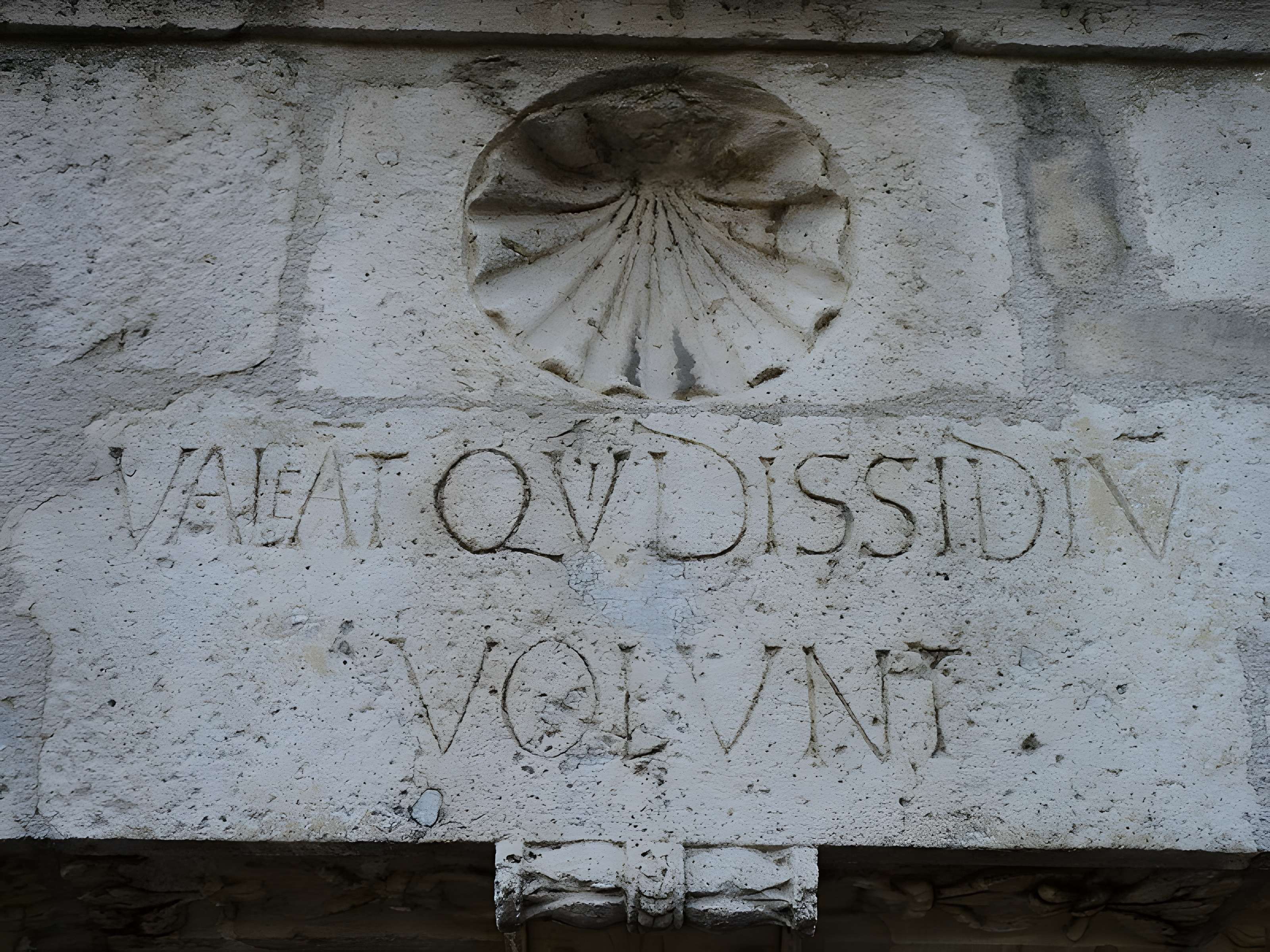 Porte du tripot « Hors d'ici les querelleurs » à Chartres