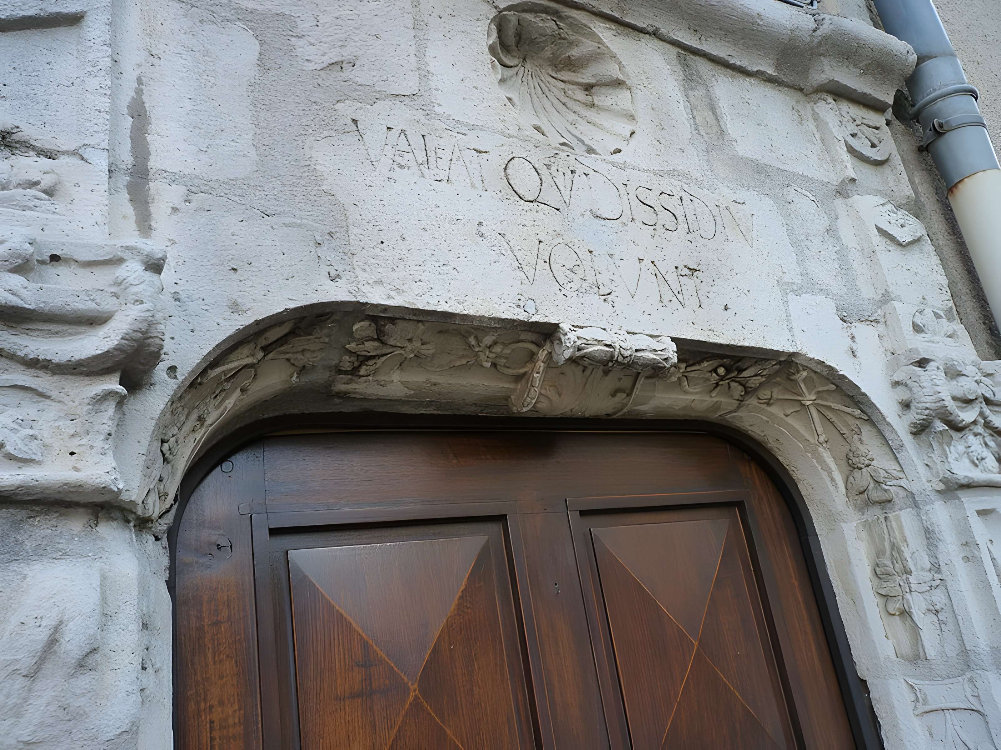 Porte du tripot « Hors d'ici les querelleurs » à Chartres