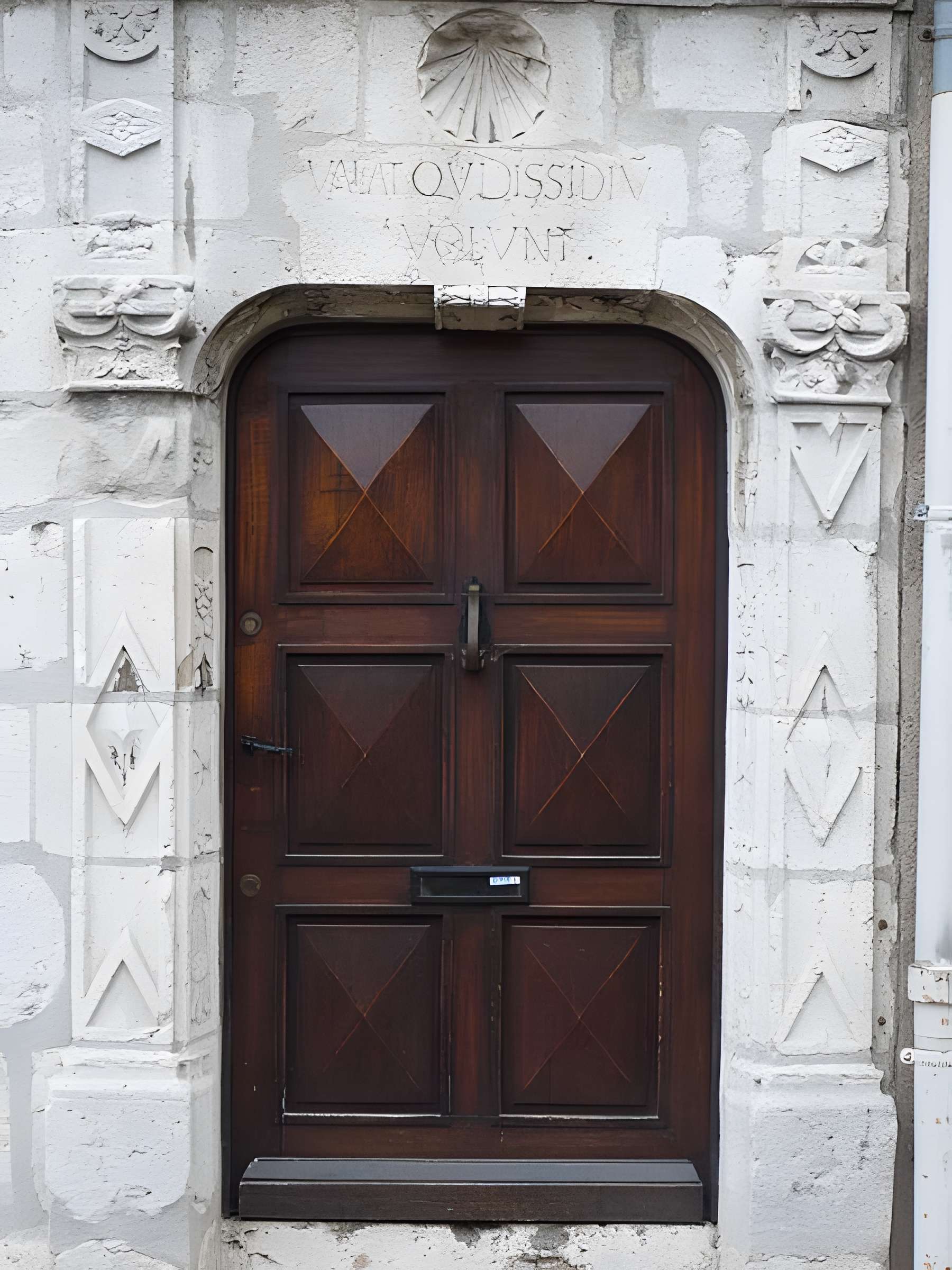 Porte du tripot « Hors d'ici les querelleurs » à Chartres