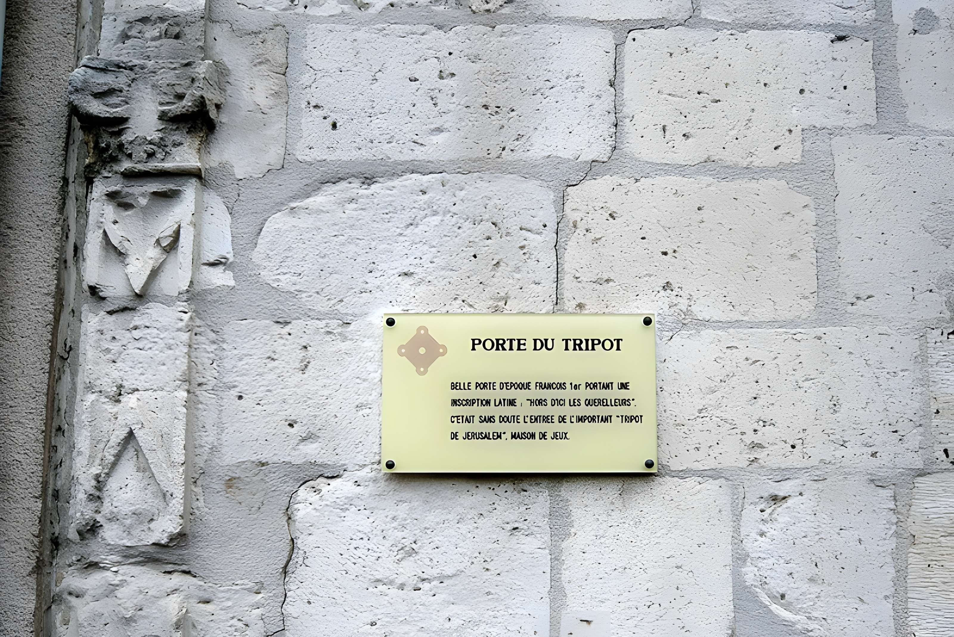 Porte du tripot « Hors d'ici les querelleurs » à Chartres