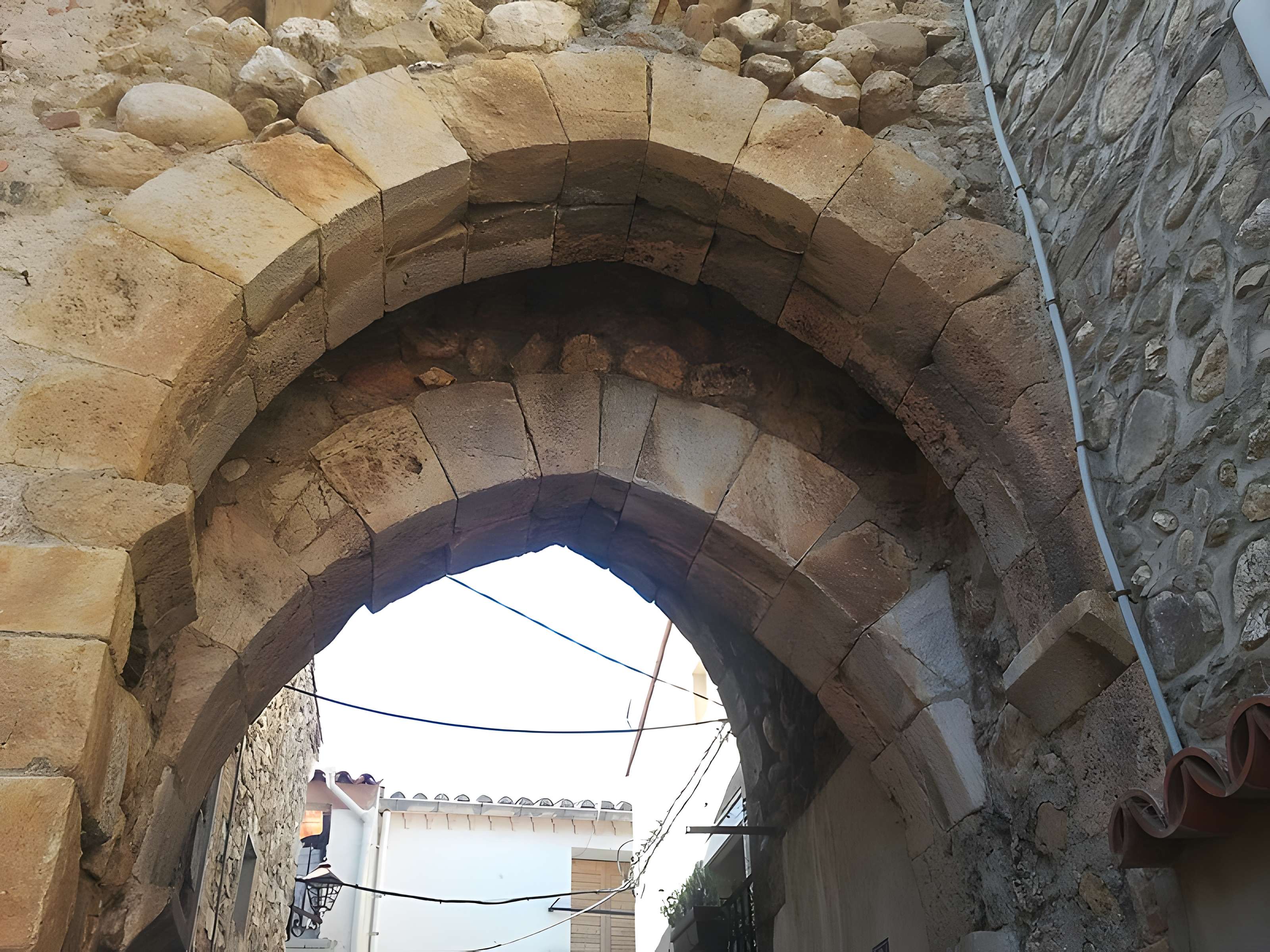 Porte fortifiée de Fourques