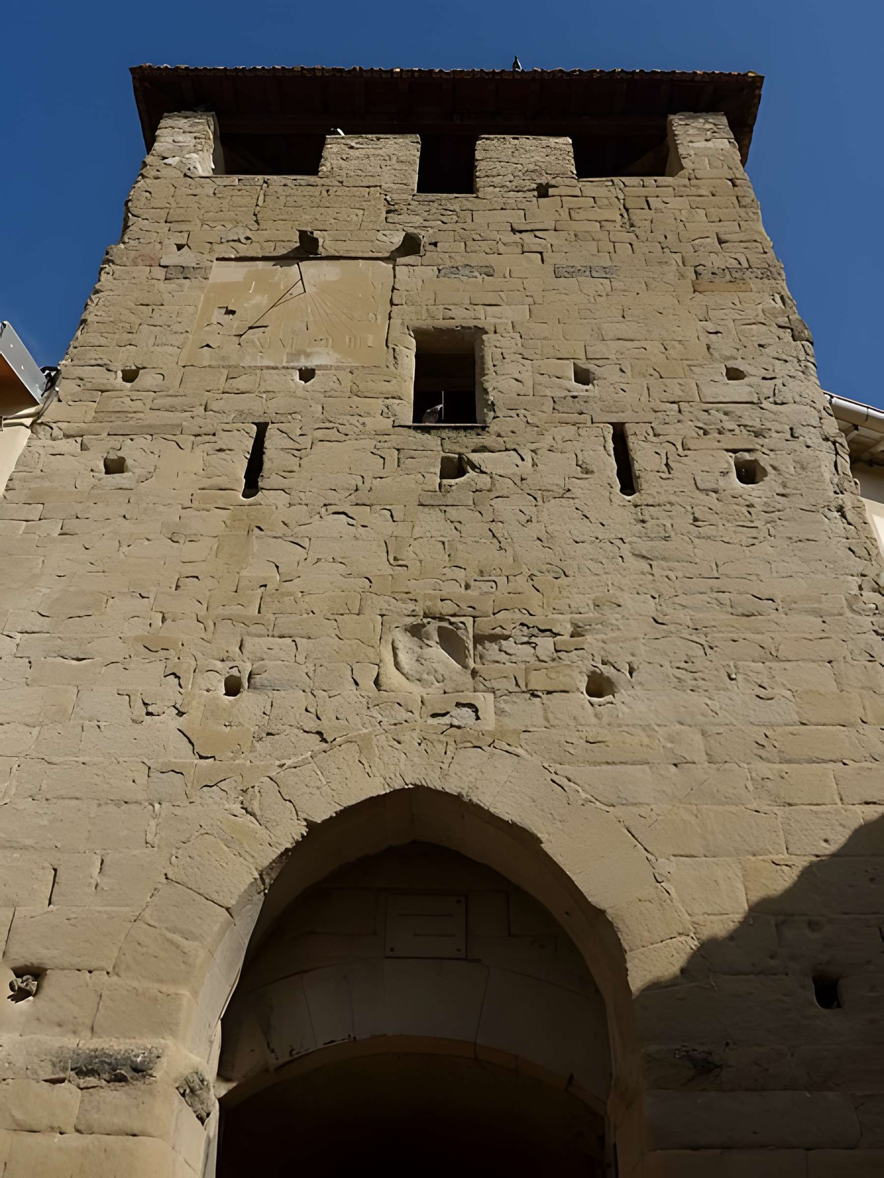 Porte fortifiée de l'ancien village de Montvendre 