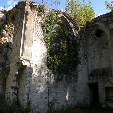 Ruines du prieuré de Saint-Pierre-en-Chastres dans la forêt de Compiègne