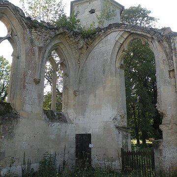 Ruines du prieuré de Saint-Pierre-en-Chastres dans la forêt de Compiègne