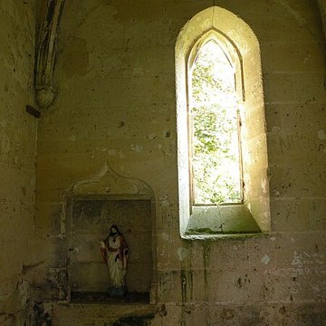 Ruines du prieuré de Saint-Pierre-en-Chastres dans la forêt de Compiègne