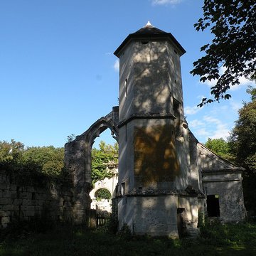 Ruines du prieuré de Saint-Pierre-en-Chastres dans la forêt de Compiègne