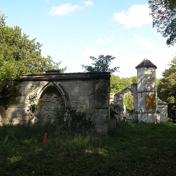 Ruines du prieuré de Saint-Pierre-en-Chastres dans la forêt de Compiègne