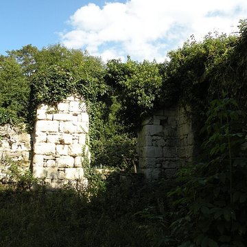 Ruines du prieuré de Saint-Pierre-en-Chastres dans la forêt de Compiègne