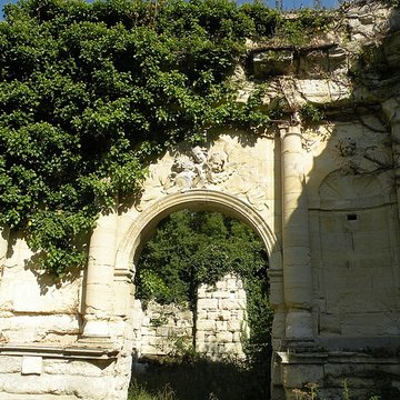 Ruines du prieuré de Saint-Pierre-en-Chastres dans la forêt de Compiègne