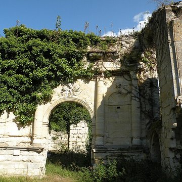Ruines du prieuré de Saint-Pierre-en-Chastres dans la forêt de Compiègne