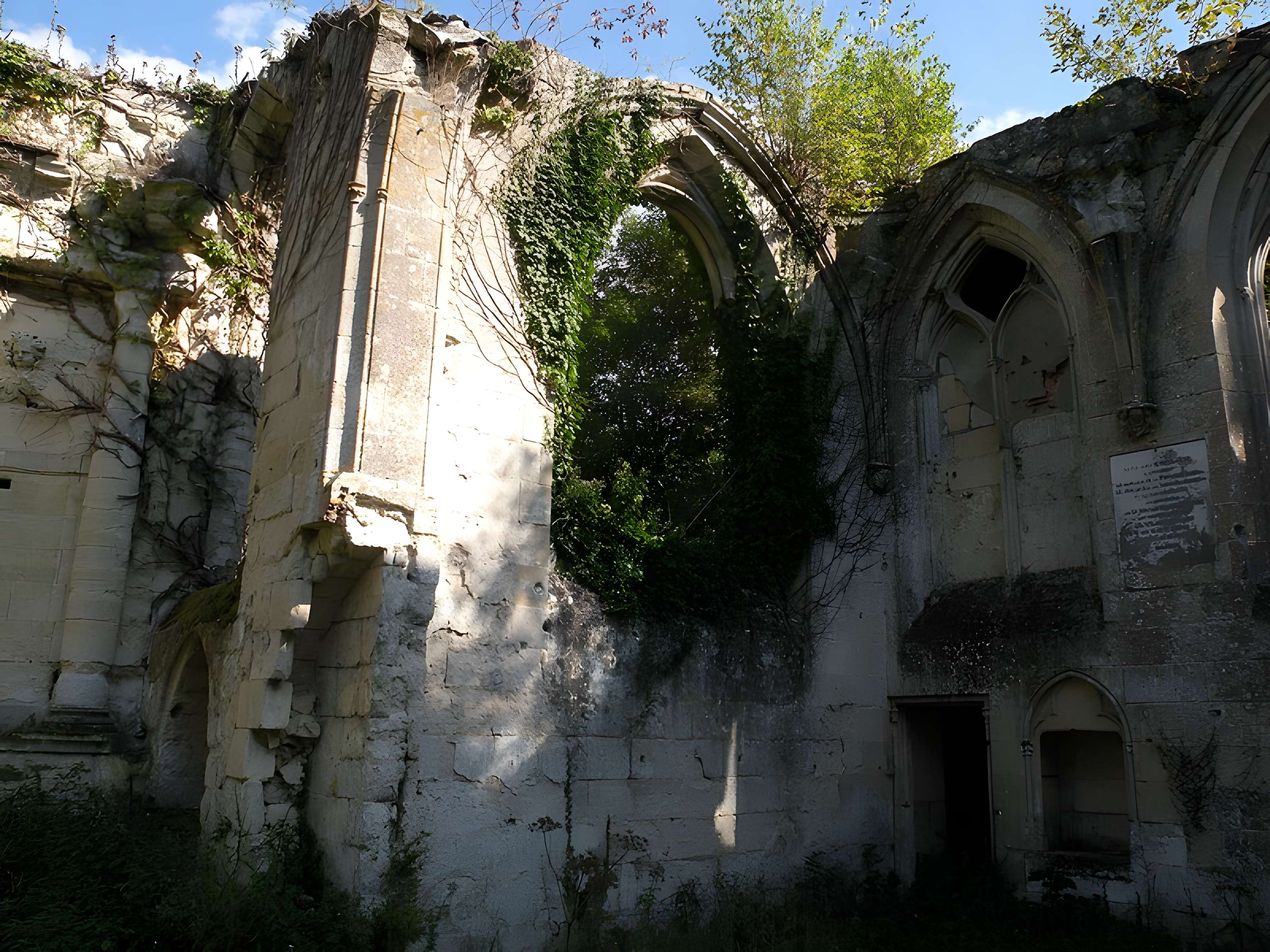 Ruines du prieuré de Saint-Pierre-en-Chastres dans la forêt de Compiègne