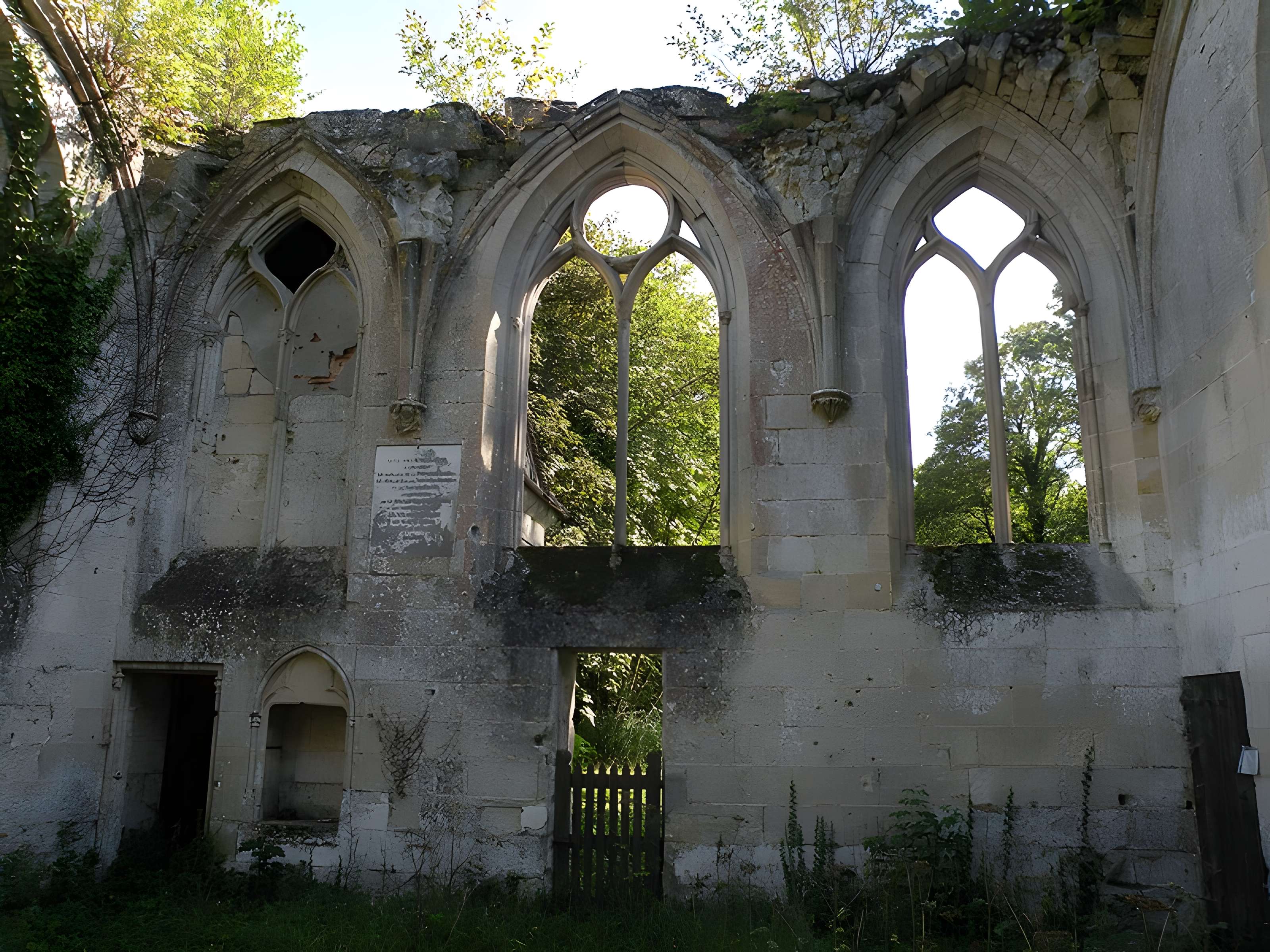 Ruines du prieuré de Saint-Pierre-en-Chastres dans la forêt de Compiègne