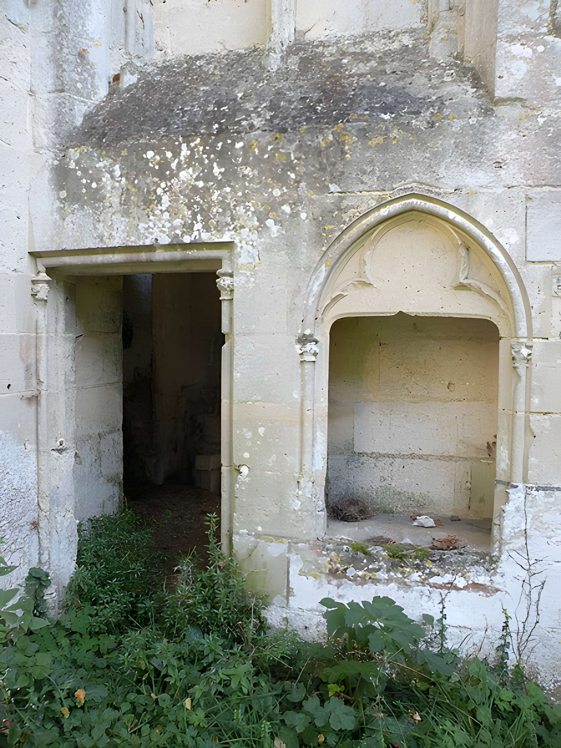 Ruines du prieuré de Saint-Pierre-en-Chastres dans la forêt de Compiègne