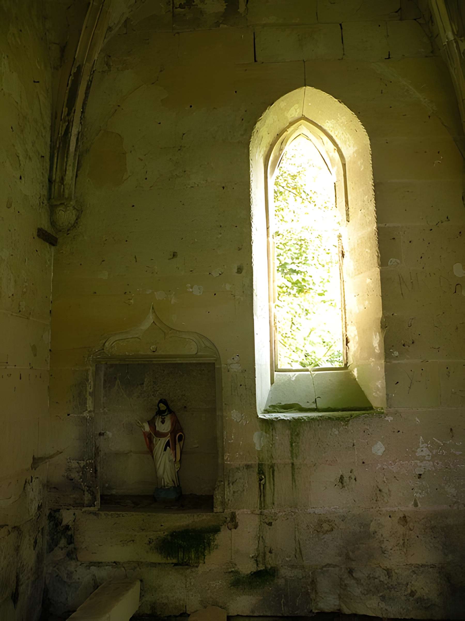 Ruines du prieuré de Saint-Pierre-en-Chastres dans la forêt de Compiègne