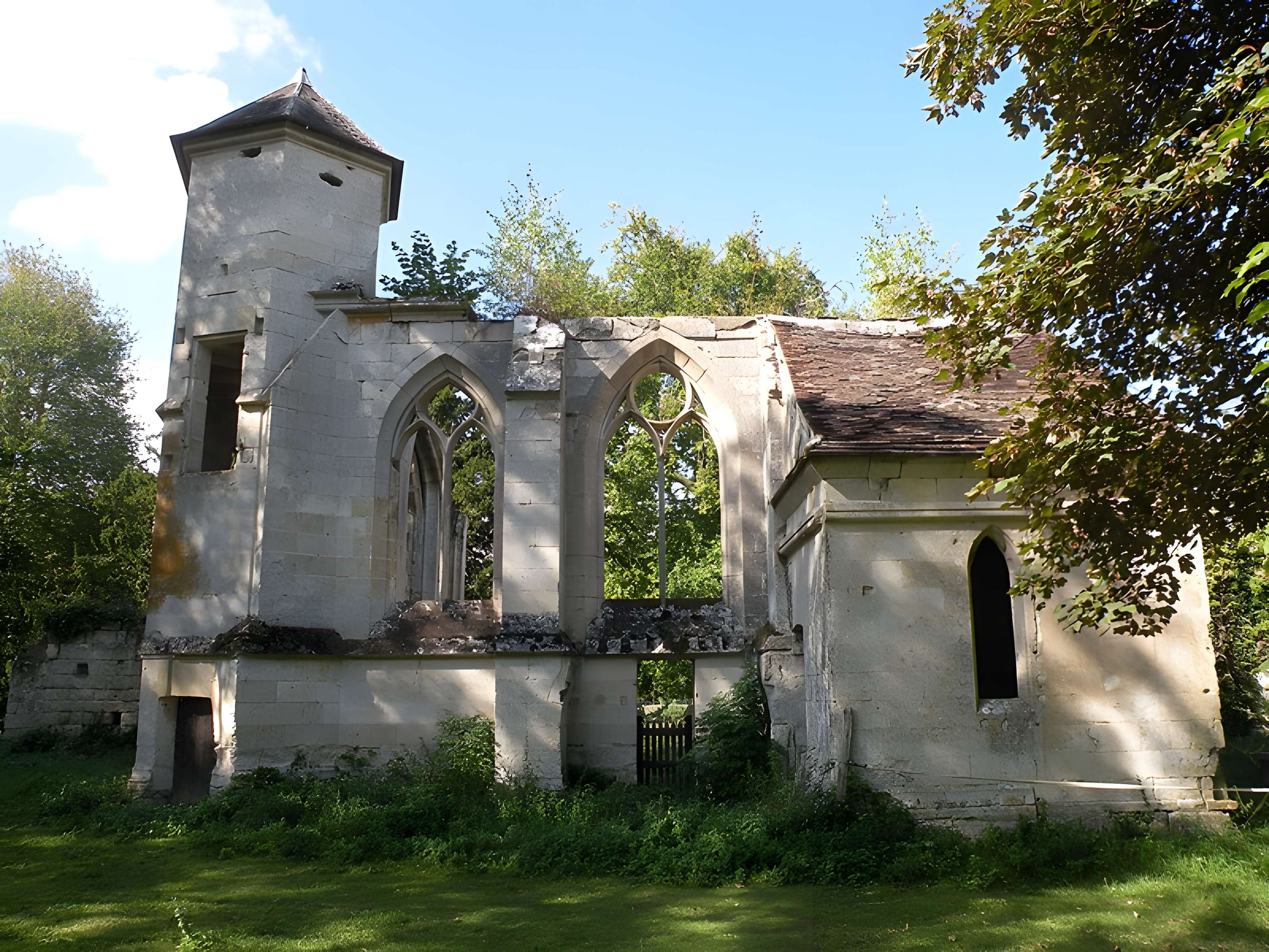 Ruines du prieuré de Saint-Pierre-en-Chastres dans la forêt de Compiègne