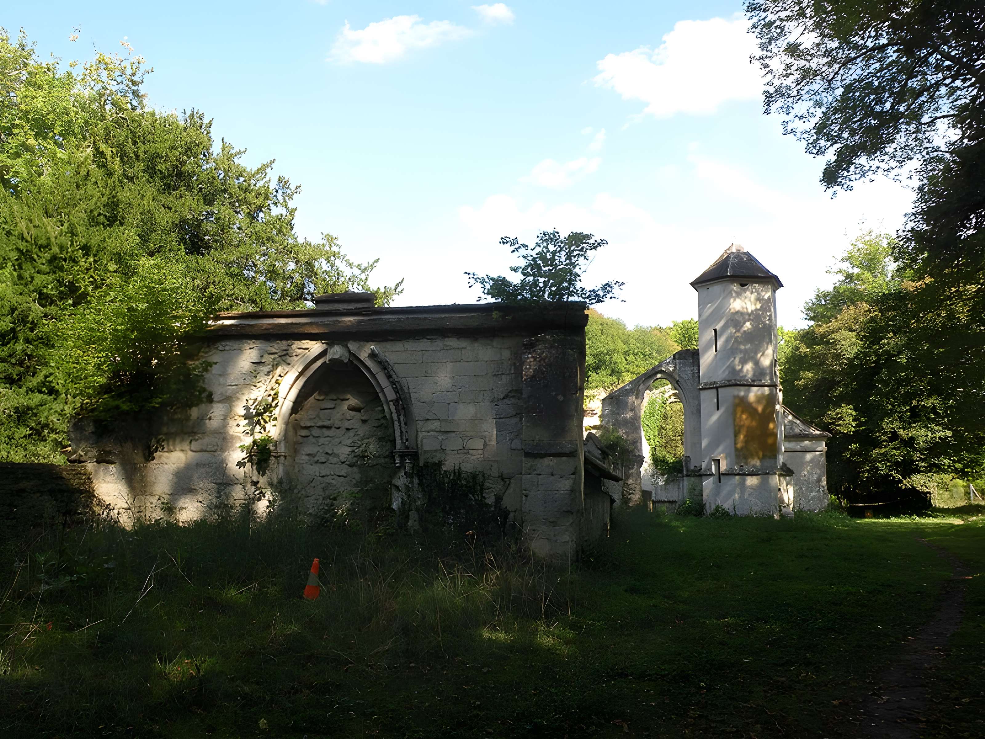 Ruines du prieuré de Saint-Pierre-en-Chastres dans la forêt de Compiègne