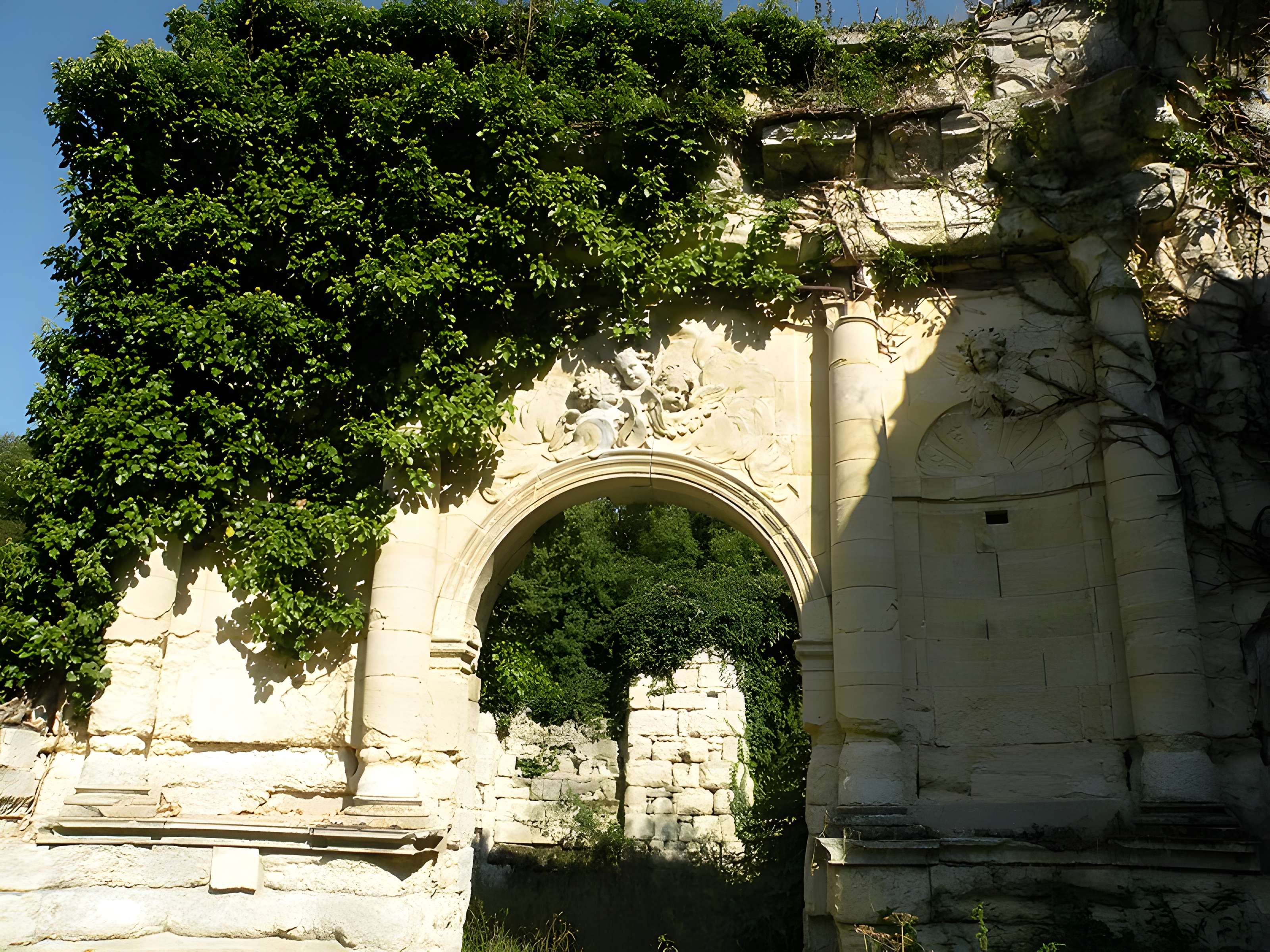 Ruines du prieuré de Saint-Pierre-en-Chastres dans la forêt de Compiègne
