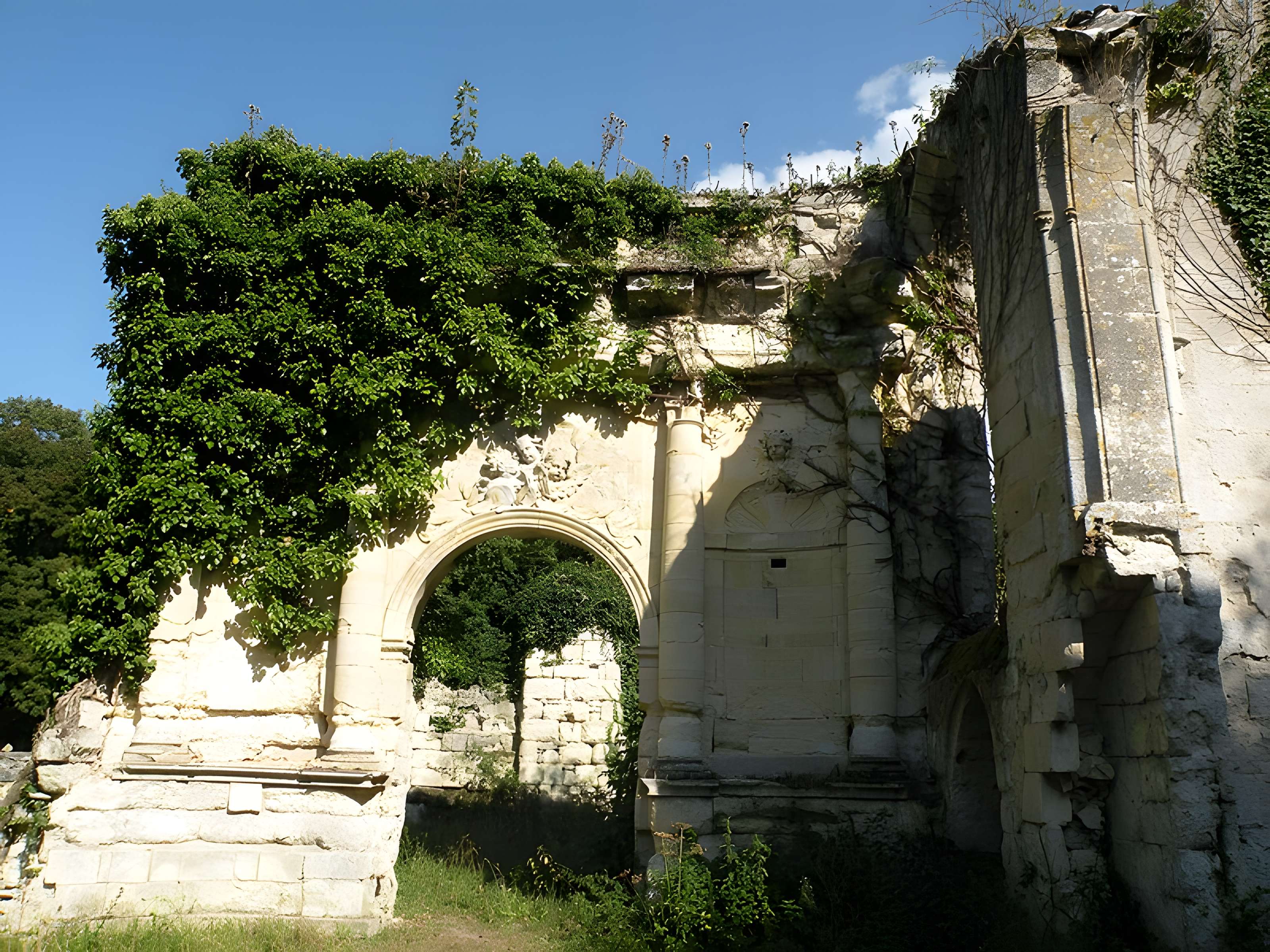 Ruines du prieuré de Saint-Pierre-en-Chastres dans la forêt de Compiègne
