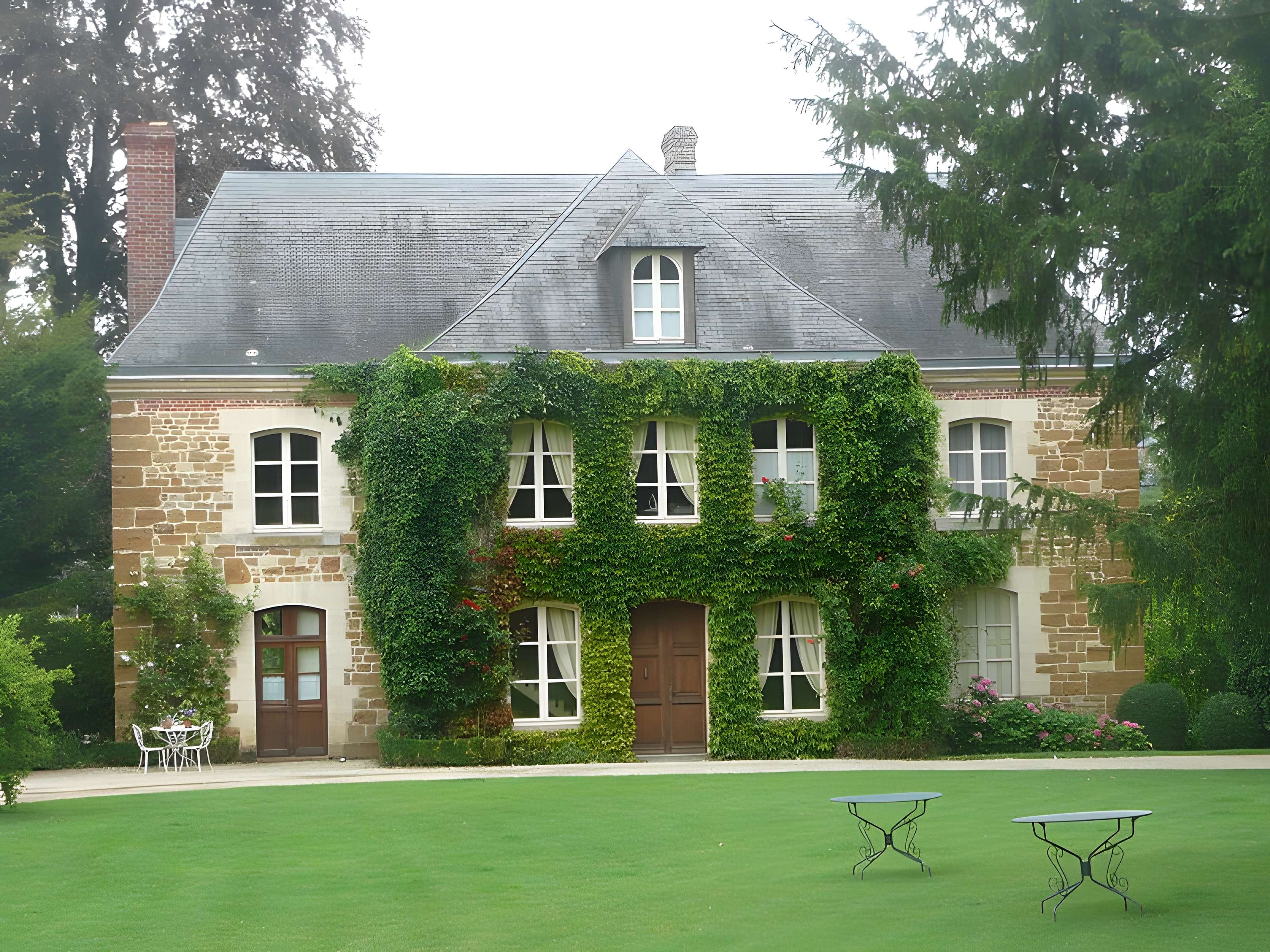 Prieuré Saint-Michel de Crouttes 