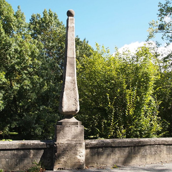 Photo de Pyramide sur le pont de Saint-Sulpice à Saint-Sulpice-de-Cognac