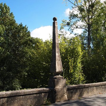 Pyramide sur le pont de Saint-Sulpice à Saint-Sulpice-de-Cognac