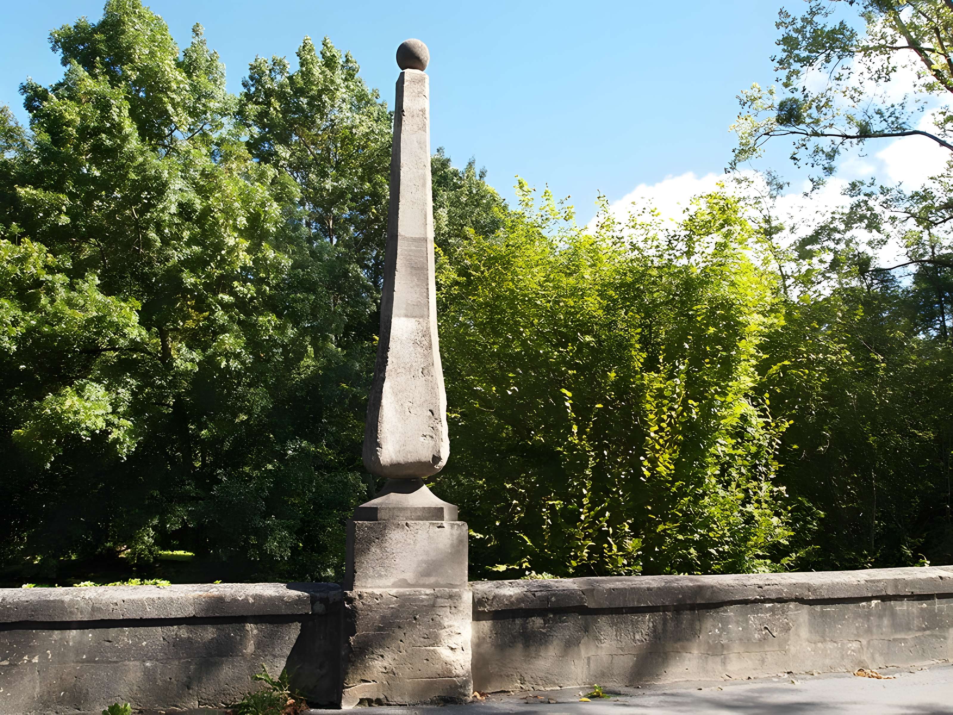 Pyramide sur le pont de Saint-Sulpice à Saint-Sulpice-de-Cognac 