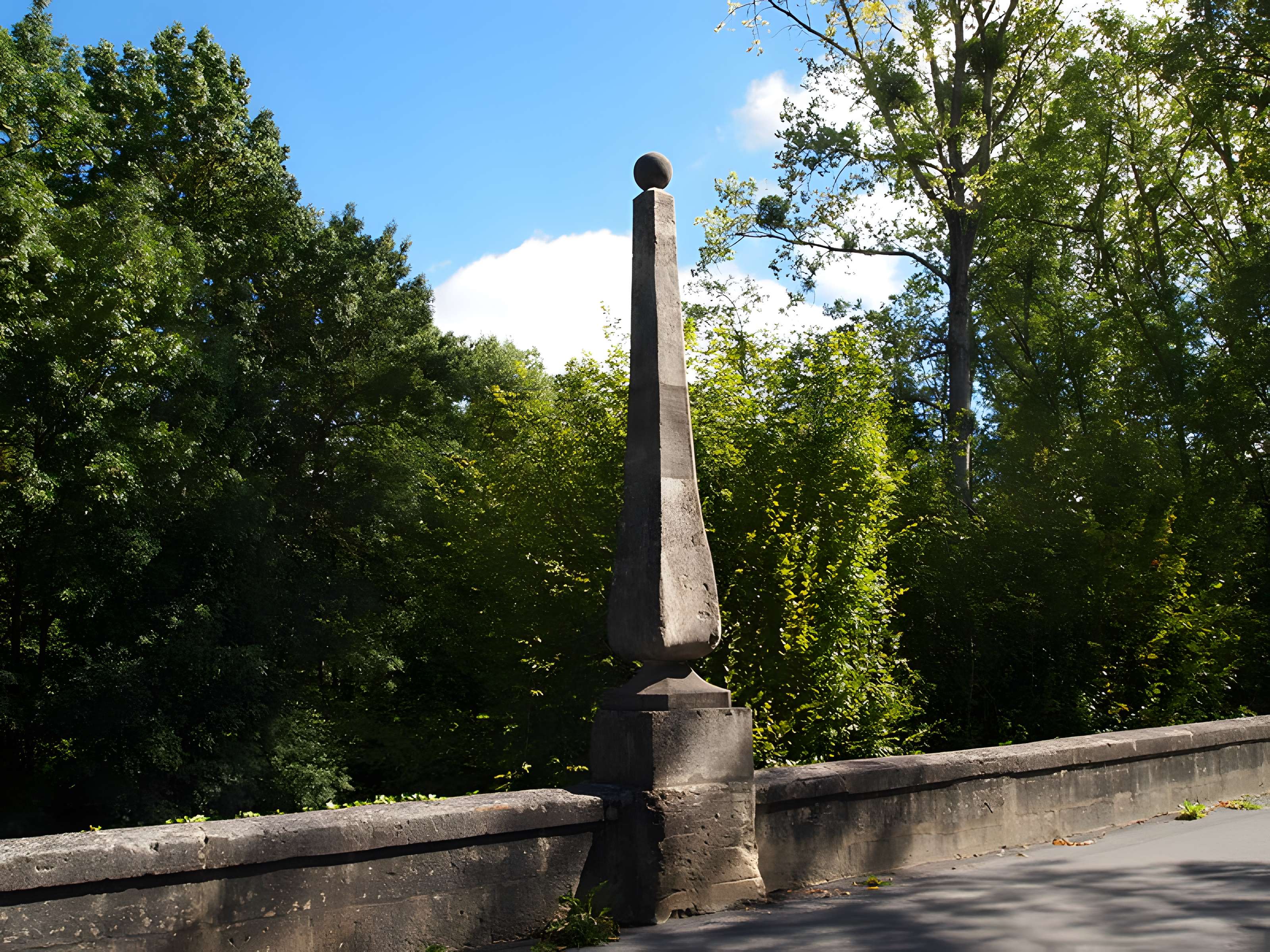 Pyramide sur le pont de Saint-Sulpice à Saint-Sulpice-de-Cognac