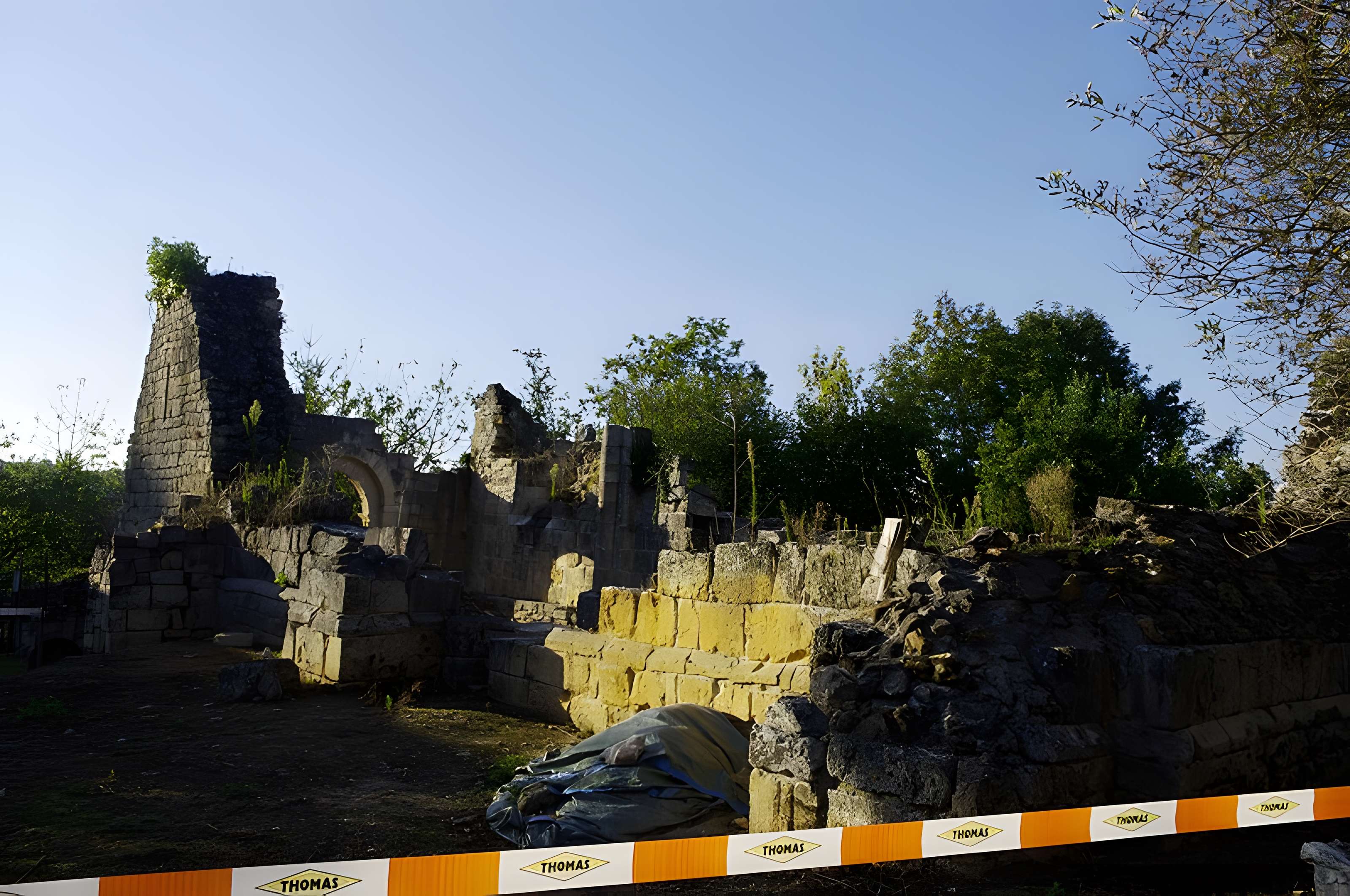 Ruines de l'ancienne Chapelle de Fontroubade à Lussas et Nontronneau