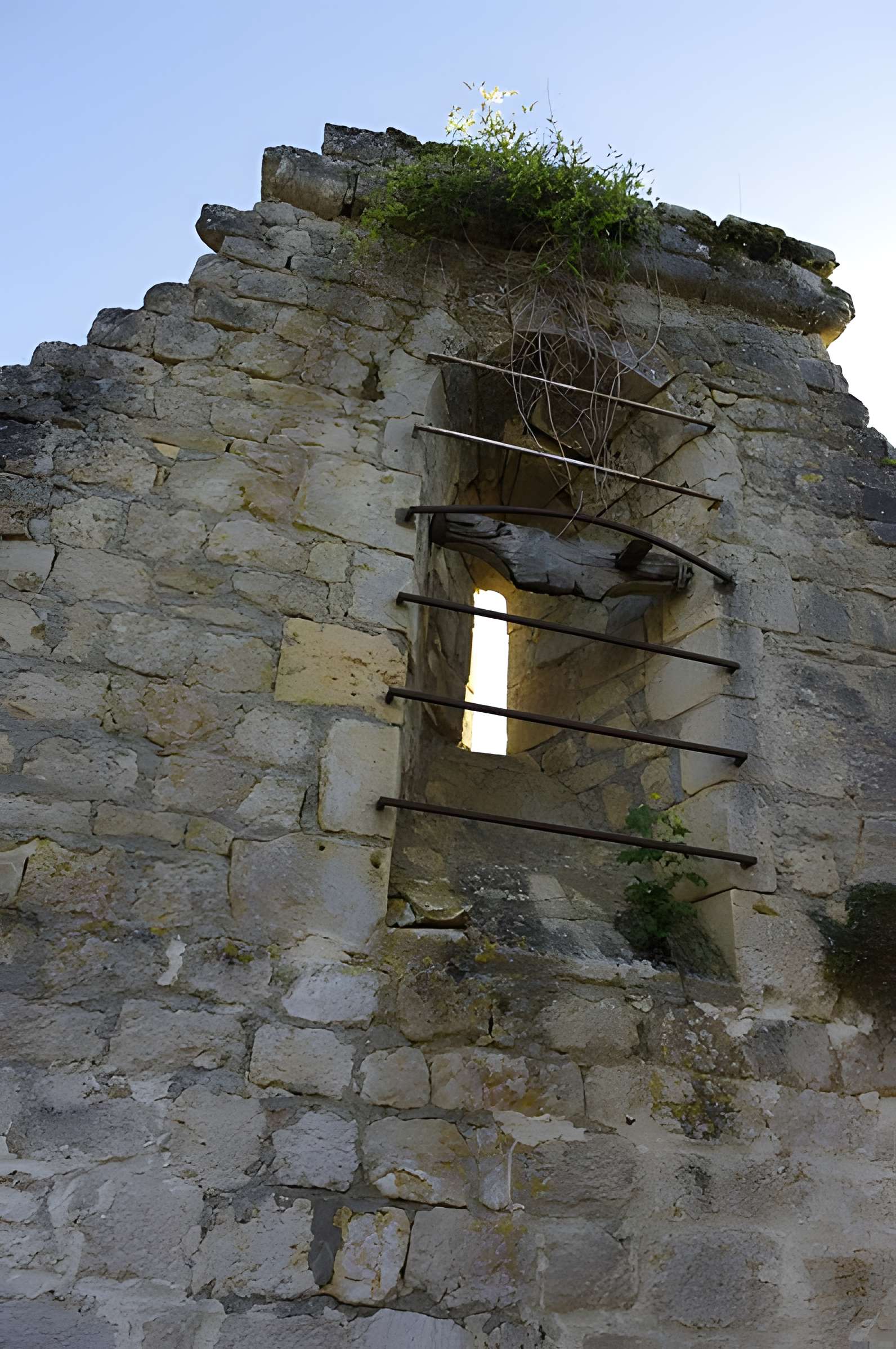 Ruines de l'ancienne Chapelle de Fontroubade à Lussas et Nontronneau