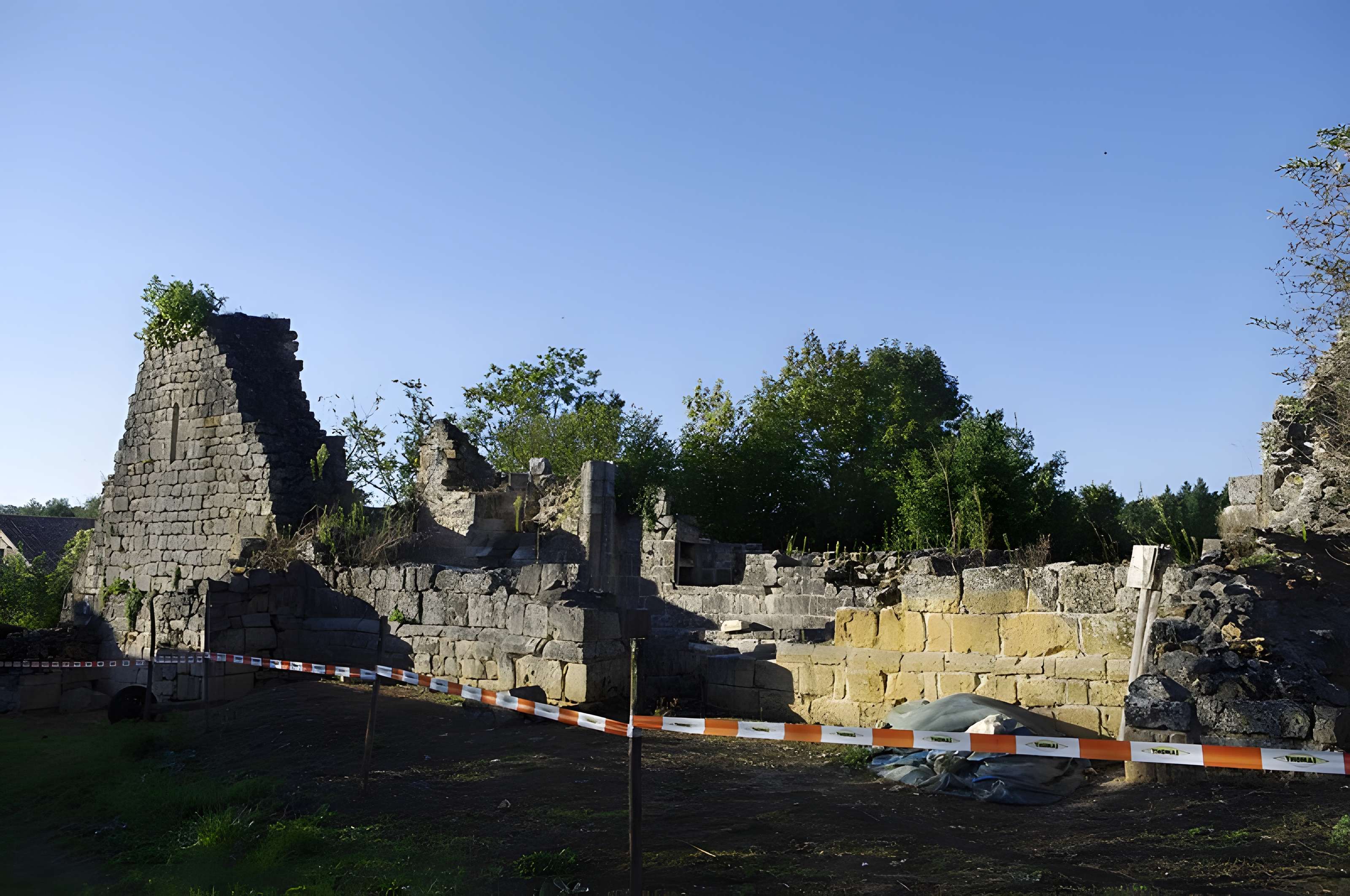 Ruines de l'ancienne Chapelle de Fontroubade à Lussas et Nontronneau