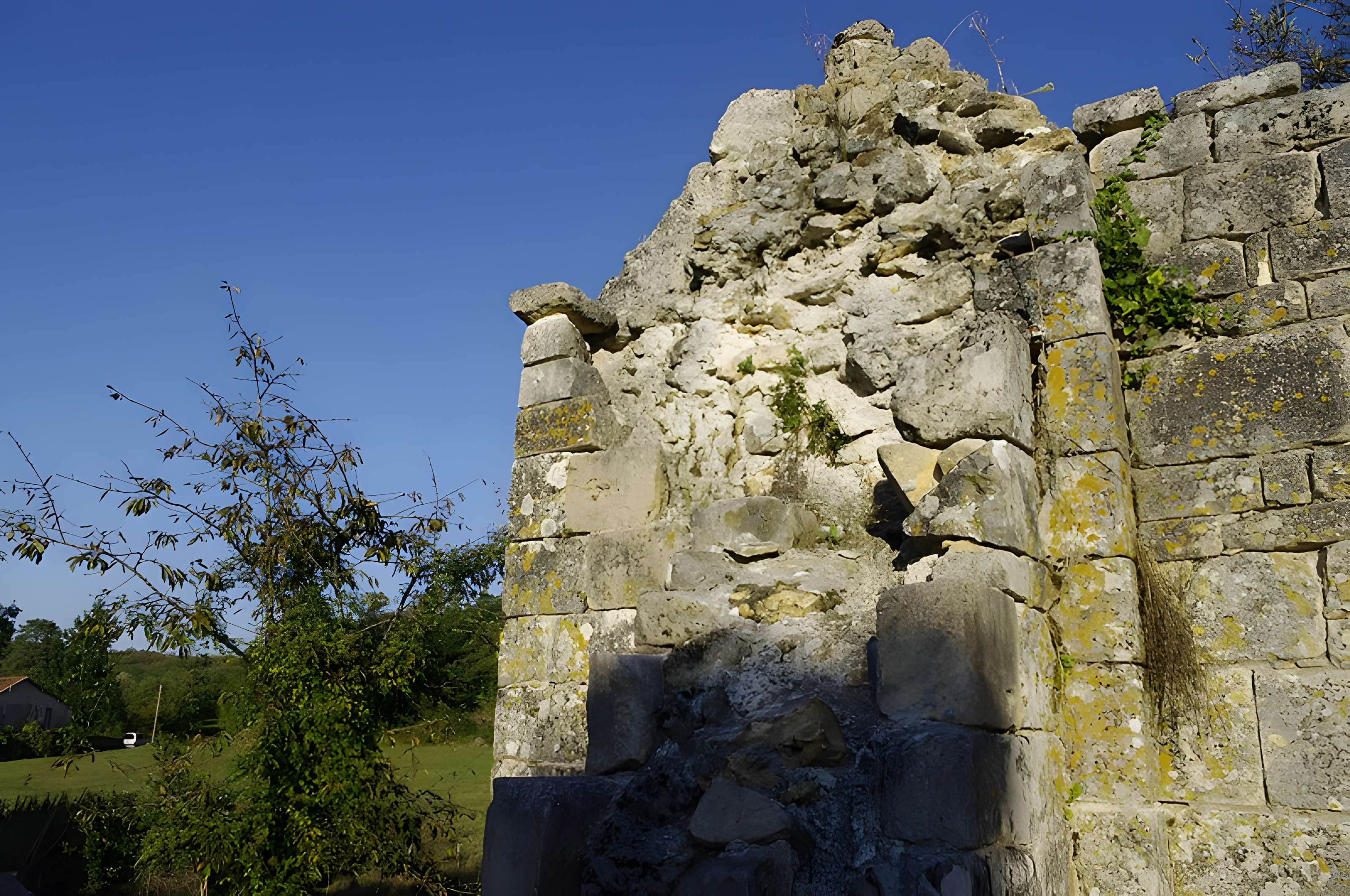 Ruines de l'ancienne Chapelle de Fontroubade à Lussas et Nontronneau